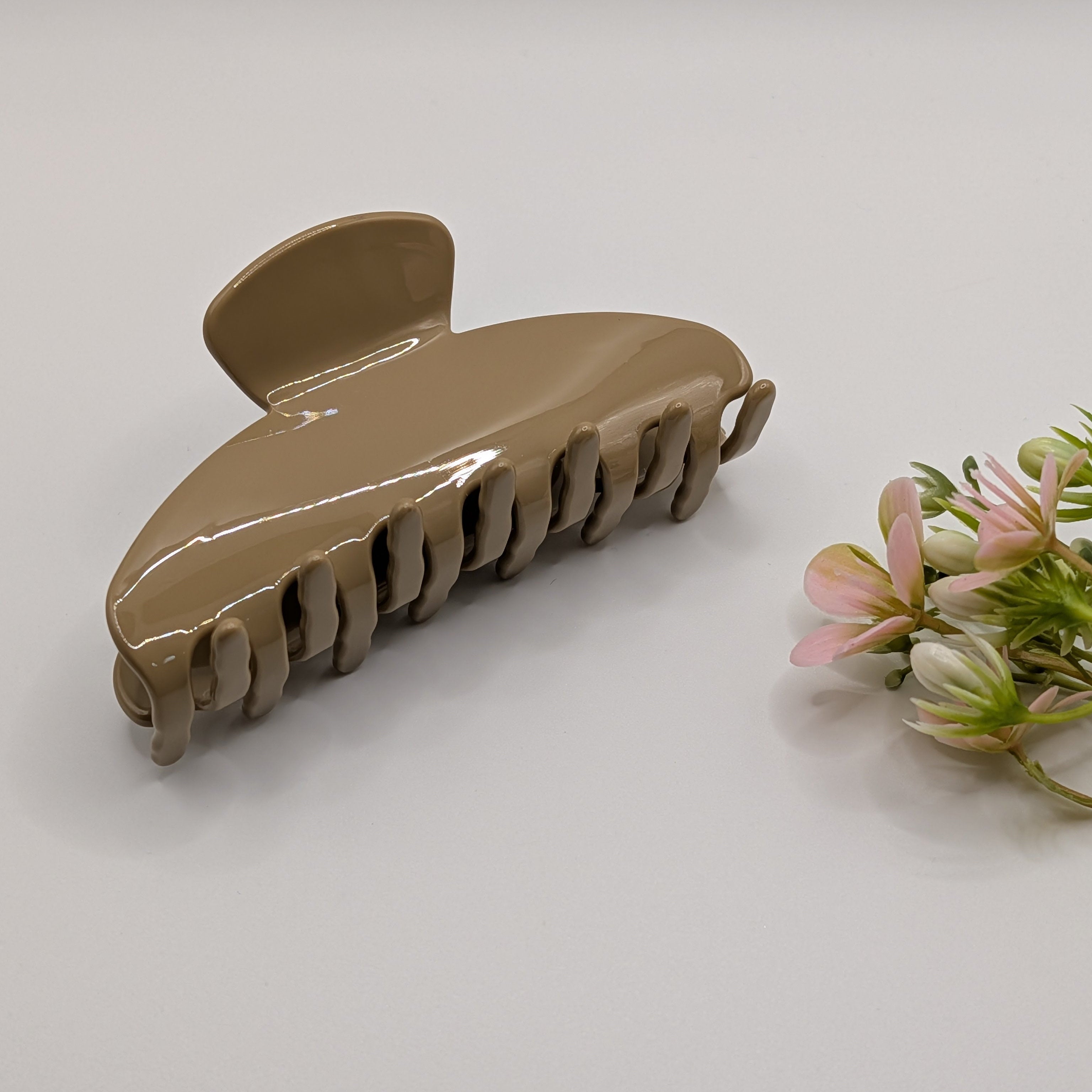 Mokkabraun - "Soft Mocca" 10cm Minimalistisches Design Haarklammer - Mercy Haaraccessoires

Große klassische Haarspange in Beige neben rosa Frühlingsblumen auf hellem Hintergrund.