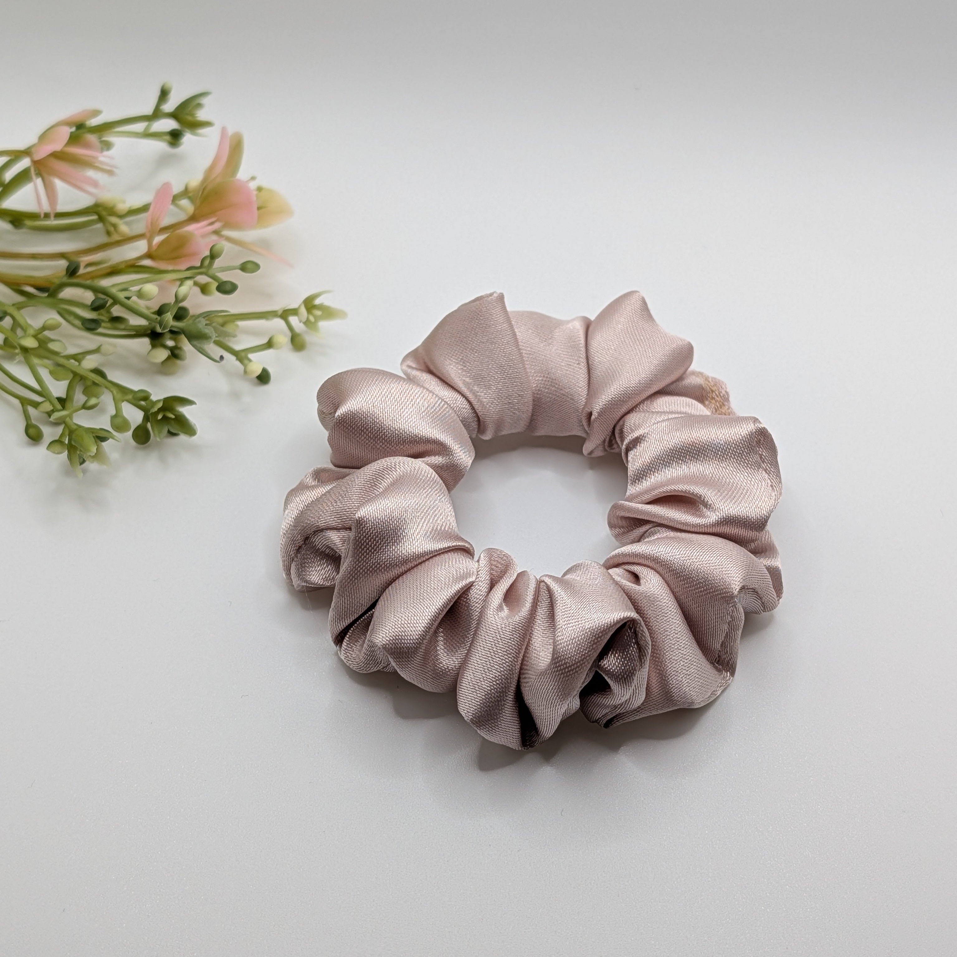 3er Set - small rose gold satin hair tie on a white background.	

kleineres roségoldenes Satin-Haargummi auf weißem Hintergrund.