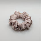 klein - Medium-sized rose gold satin hair tie on a white background.	

Mittleres roségoldenes Satin-Haargummi auf weißem Hintergrund.