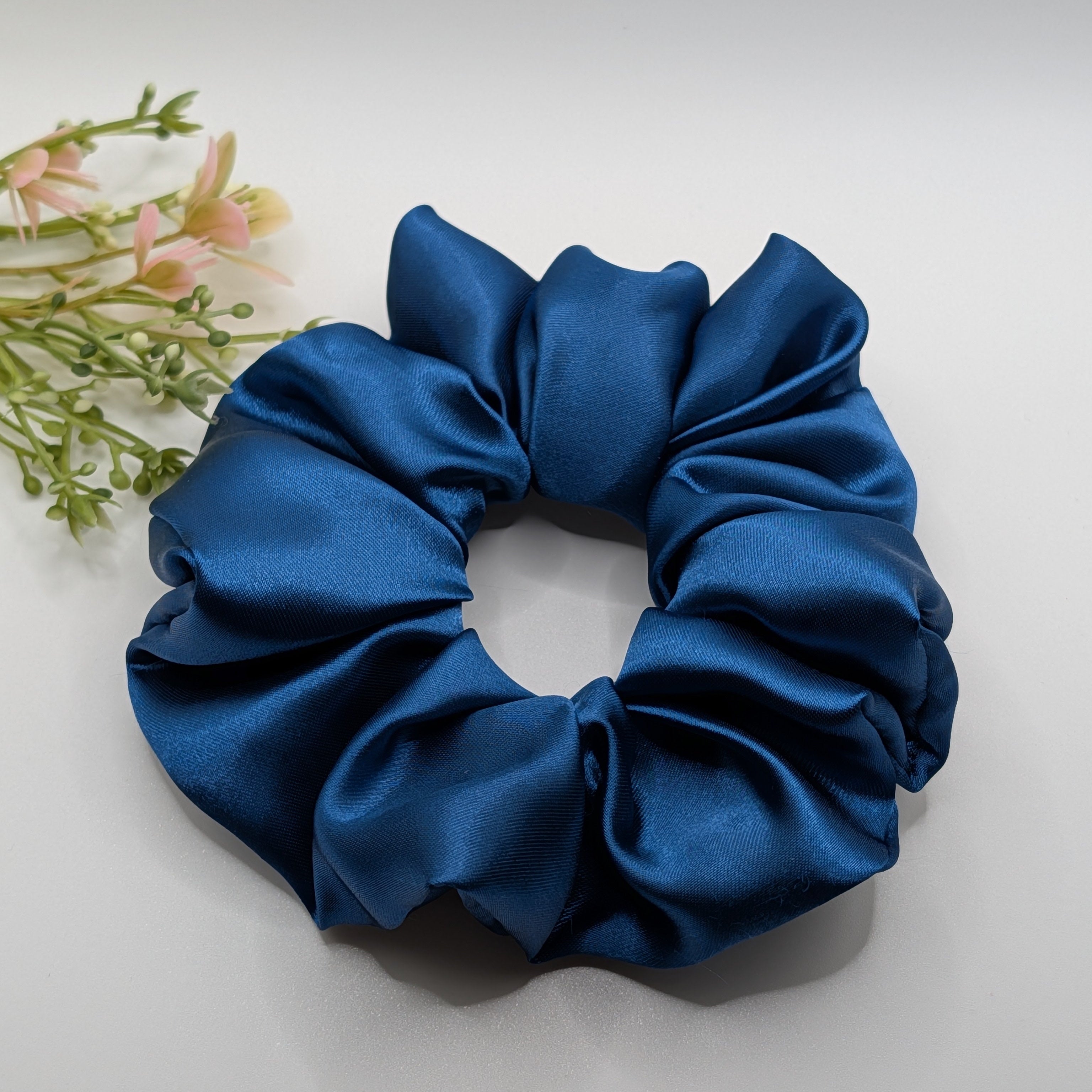 groß - Large navy blue satin scrunchie with elegant silk-like folds.	

Großer dunkelblauer Scrunchie aus Satin mit eleganten Falten.