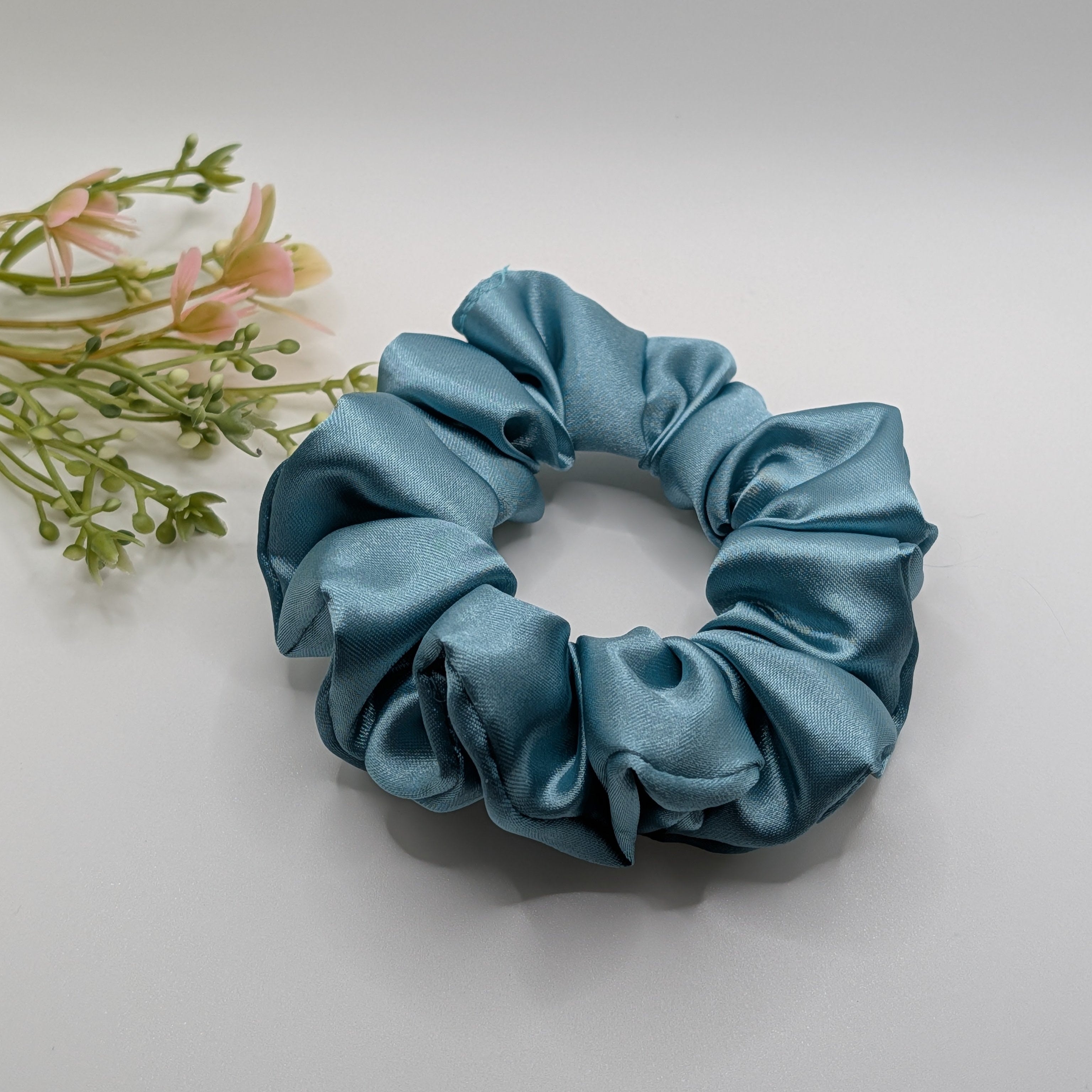 3er Set- Luxury blue satin hair accessory with floral background.

Luxuriöses blaues Satin-Haar-Accessoire mit blumigem Hintergrund.
