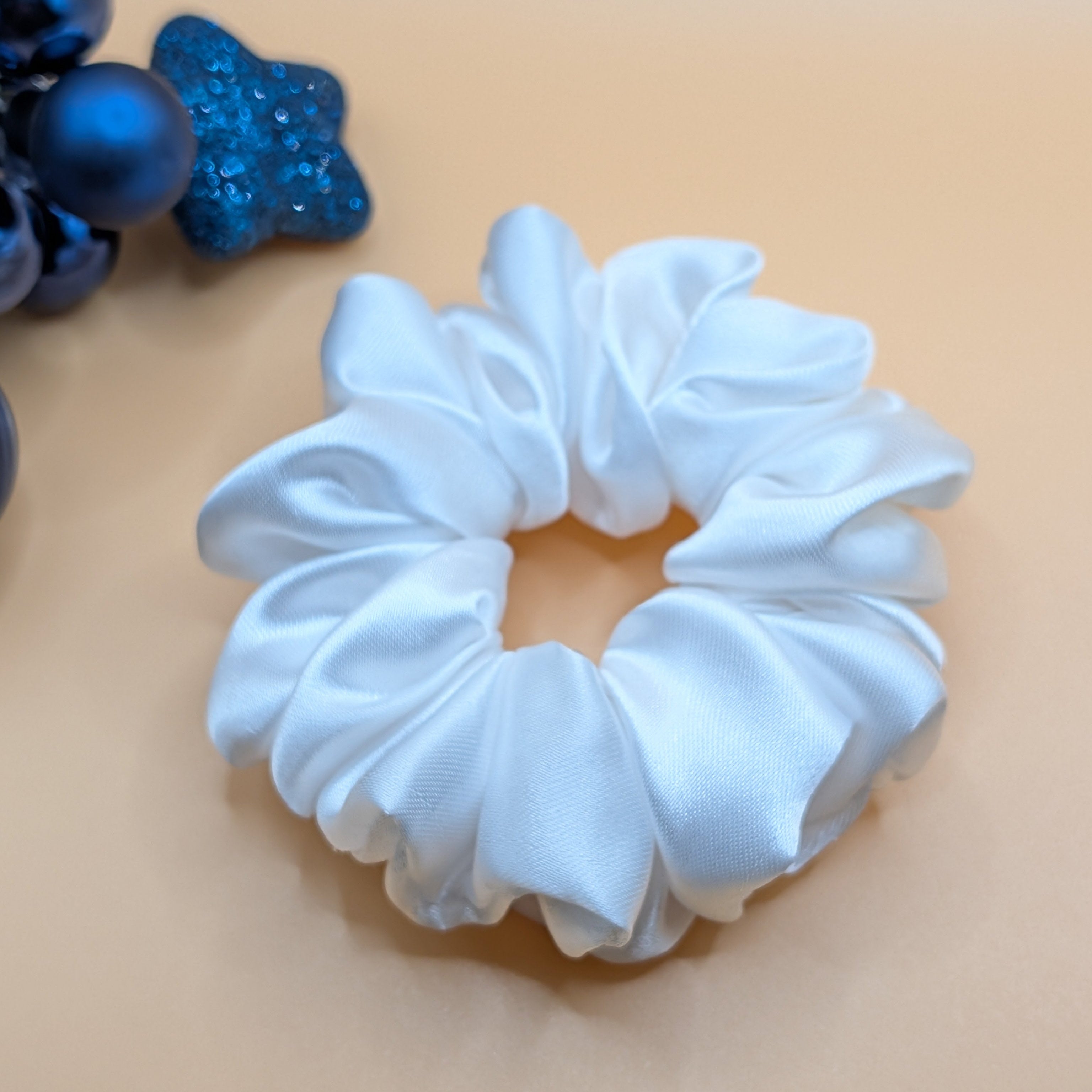 mittel - Glänzendes weißes Satin Haargummi in Seitenansicht

Shiny white satin hair tie side view