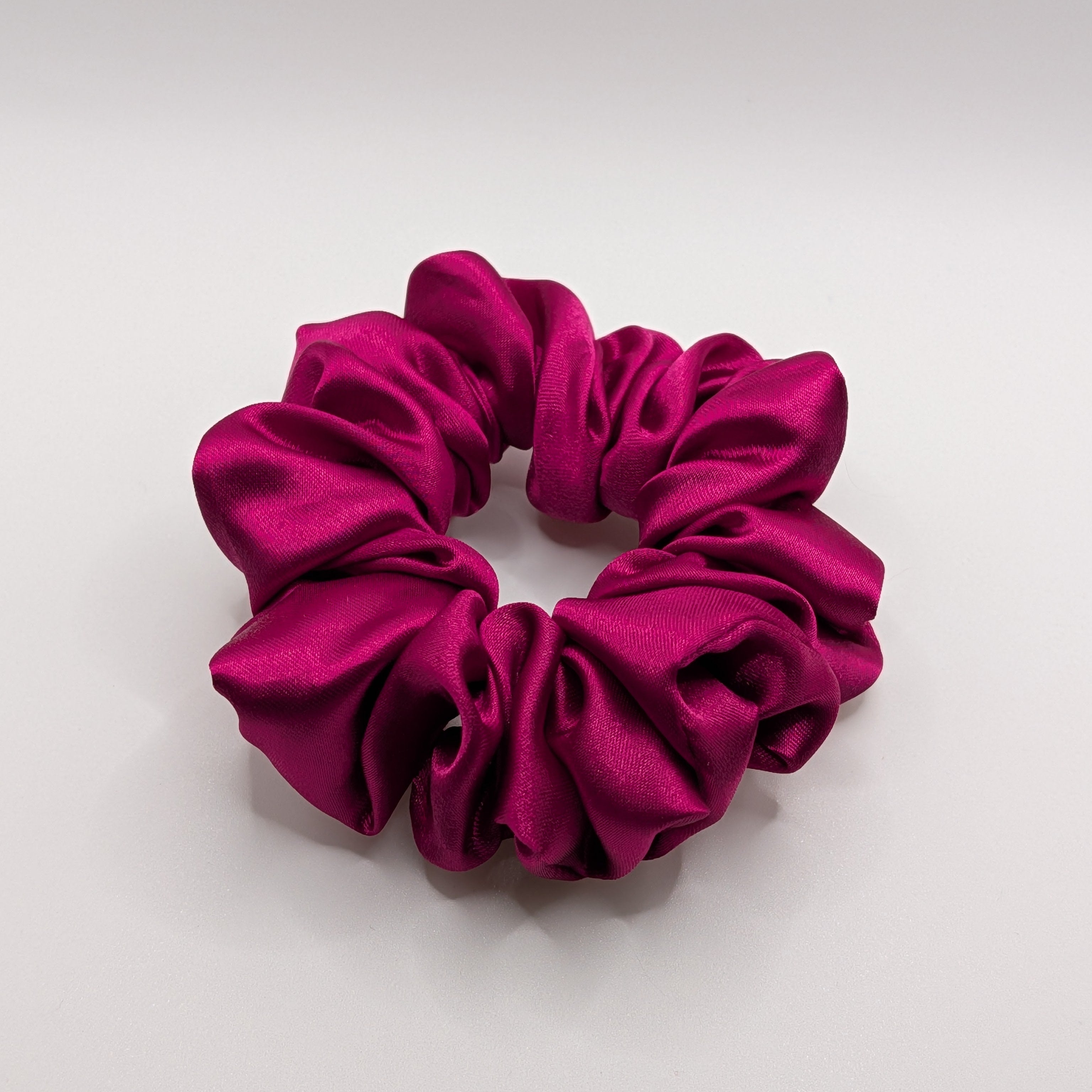 mittel - Weiches Satin Haargummi in Magenta.

Soft satin hair tie in magenta