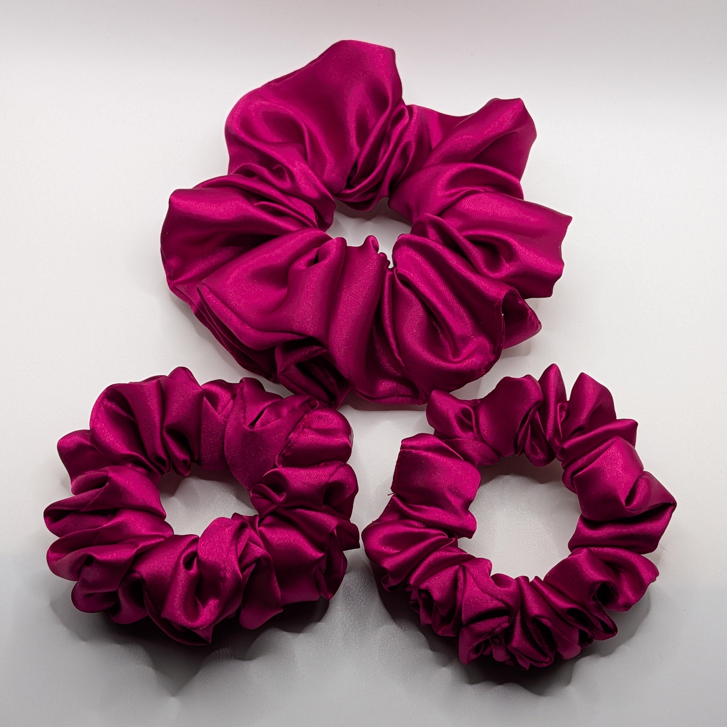 3er Set - Satin Scrunchies in Magenta (Groß, Mittel, Klein).

3-piece set of magenta satin scrunchies (Large, Medium, Small)