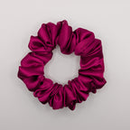 klein - Magenta Satin Scrunchie flach liegend.

Magenta satin scrunchie flat lay
