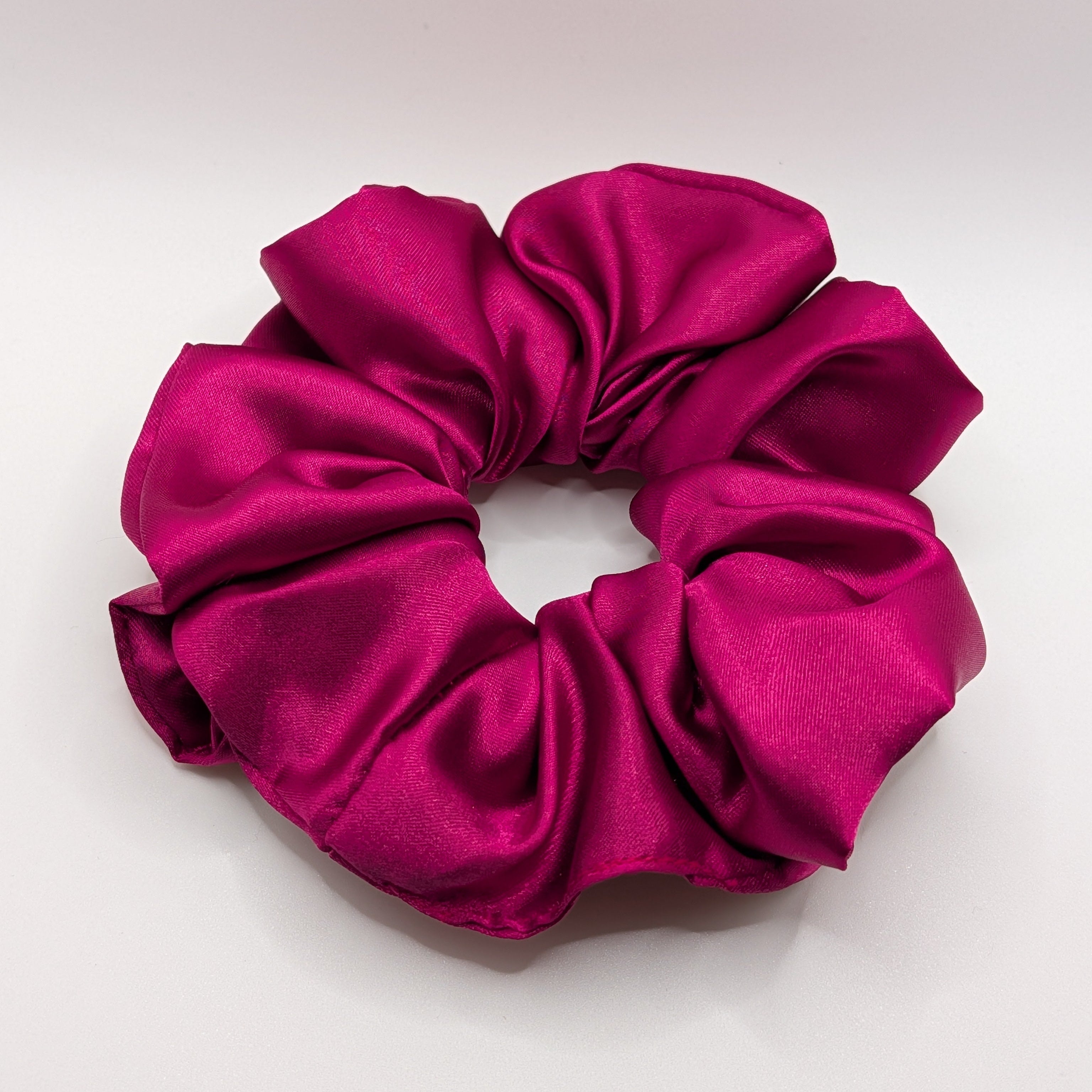groß - XL Satin Haargummi Beerenfarben glänzend.

XL satin hair tie berry pink glossy