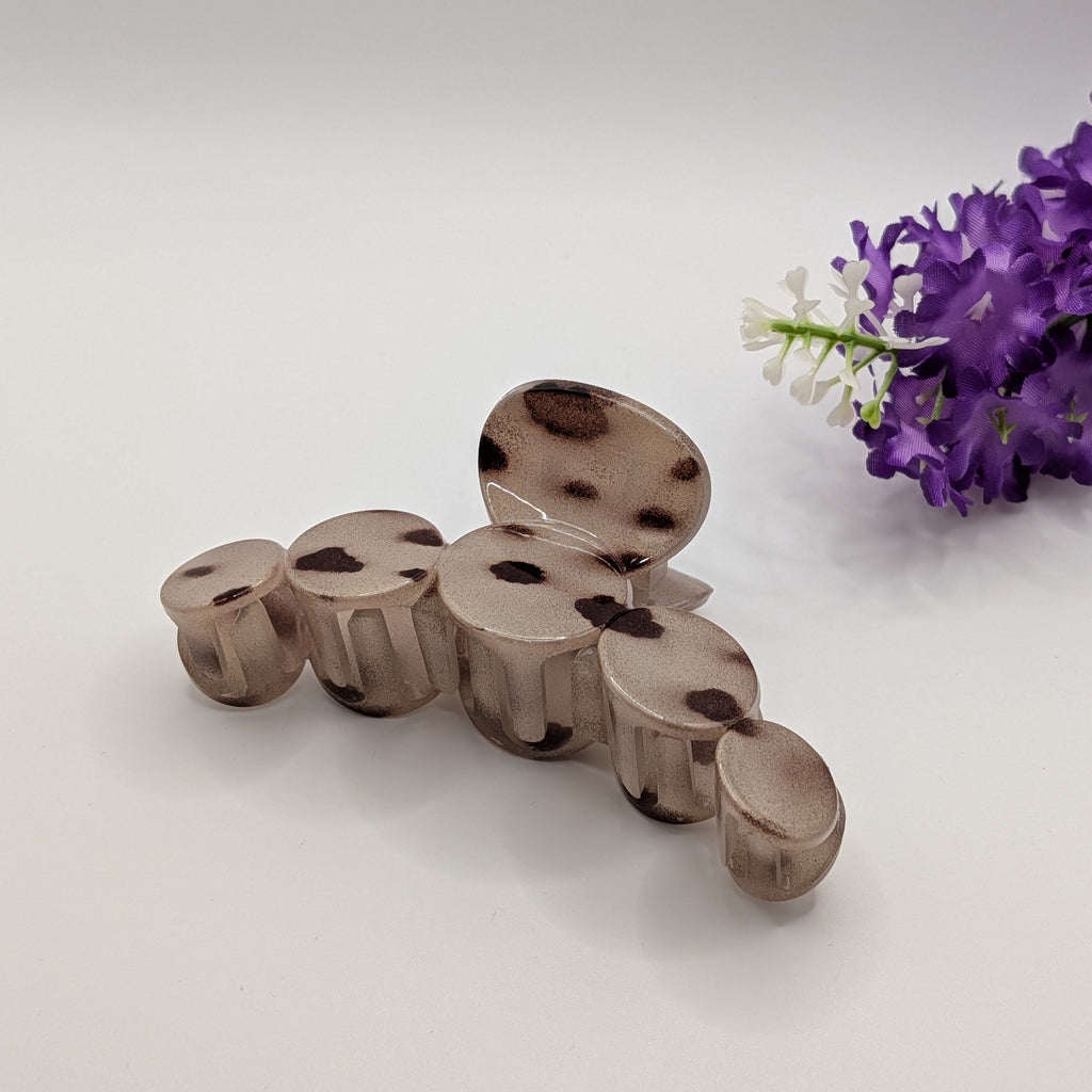 Cremiges Leopardenmuster - Smoky grey marble hair claw clip placed next to decorative purple flowers on a white background.

Rauchgraue Marmor-Haarklammer neben dekorativen lila Blumen auf weißem Hintergrund.