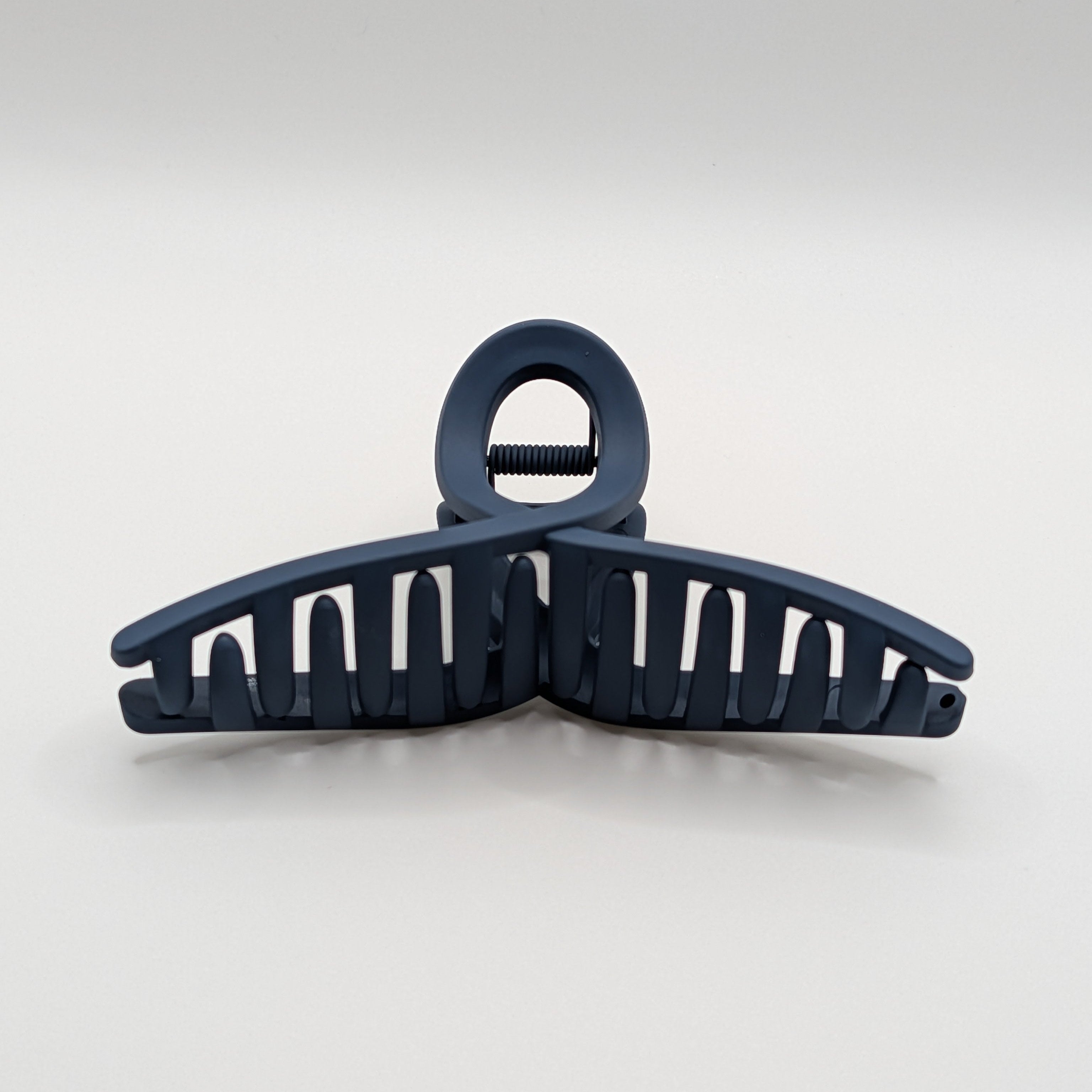 Marineblau - Navy blue large non-slip hair clamp for styling.

Dunkelblaue große rutschfeste Haarklammer für das Styling