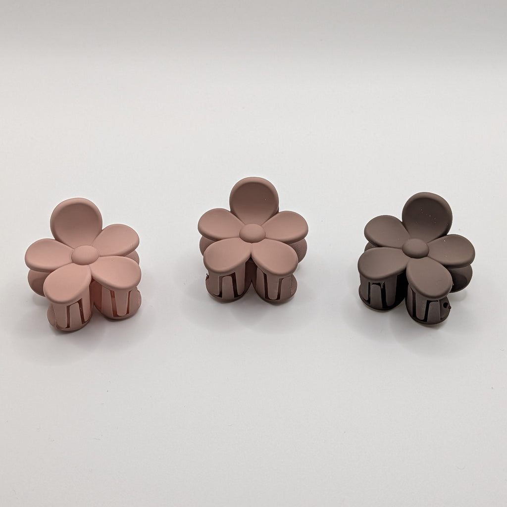 Front view of three 4cm matte flower-shaped hair claw clips in dusty rose, taupe, and dark brown.

Frontansicht von drei 4cm matten blumenförmigen Haarklammern in Altrosa, Taupe und Dunkelbraun.
