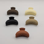 Set of 5 matte mini hair claw clips in neutral earthy colors arranged on a white background.

5er-Set matte Mini-Haarklammern in neutralen Erdtönen auf weißem Hintergrund.