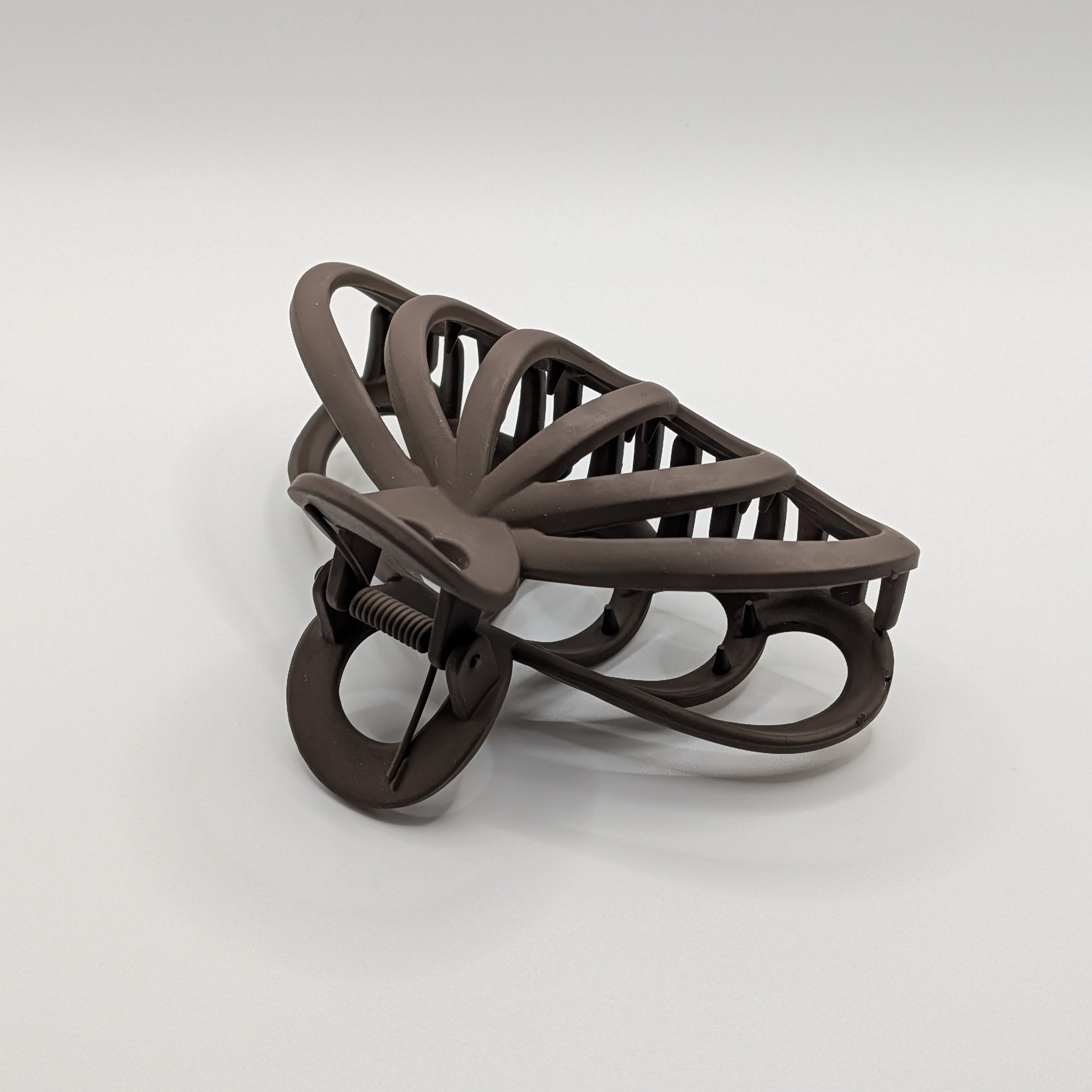 Dunkles Mocha - Detail view of the spring mechanism on the matte brown hair clip.	

Detailansicht des Federmechanismus an der matten braunen Haarspange.