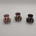 Front view of 3cm spider-style mini hair clips showing the curved teeth and matte texture.

Frontansicht von 3cm Mini-Haarclips im Spider-Stil, die die gebogenen Zähne und die matte Textur zeigen.