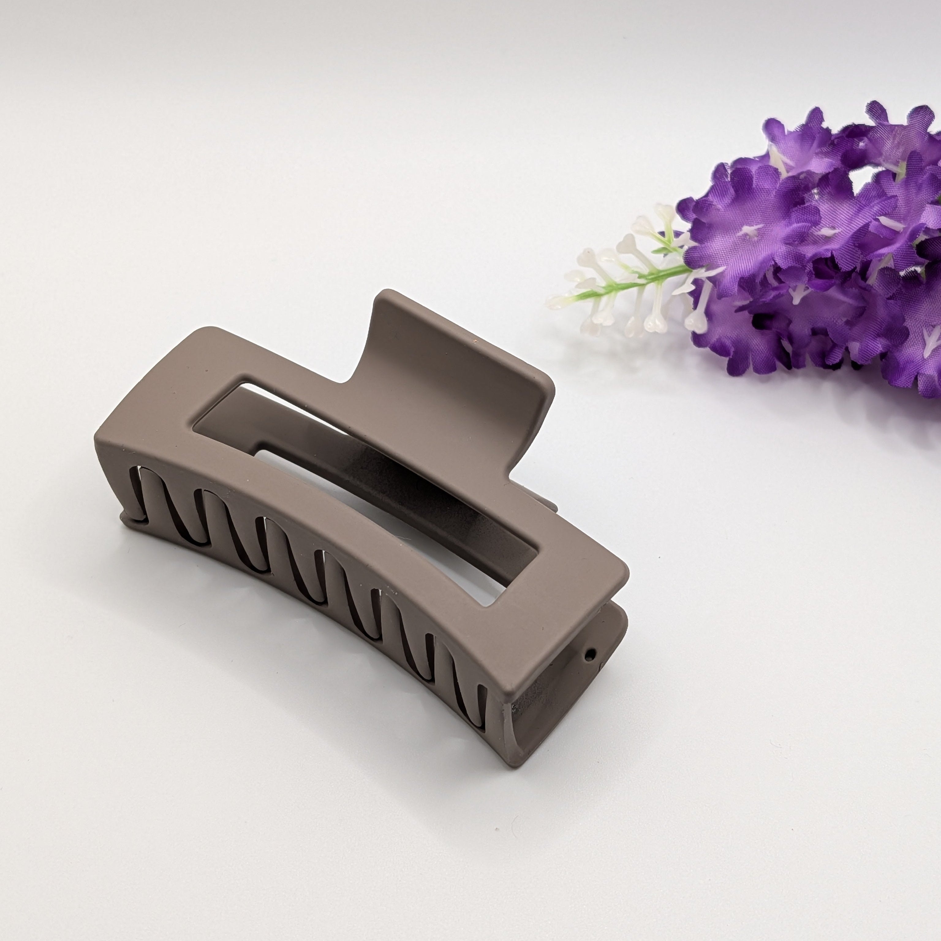 Taupe - 8cm matte taupe hair claw clip minimalist design.

8cm matte taupefarbene Haarklammer minimalistisches Design