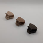 Three 4cm teardrop-shaped matte hair claw clips in neutral shades of beige and brown on a white background.

Drei 4cm tropfenförmige matte Haarklammern in neutralen Beige- und Brauntönen auf weißem Hintergrund.