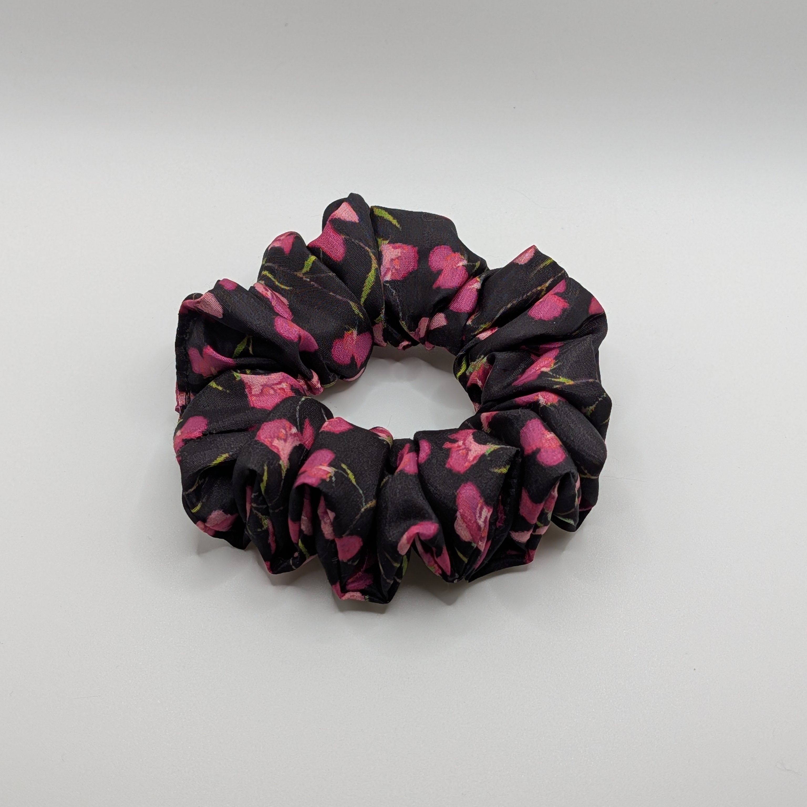 mittel - Medium-sized satin scrunchie with pink floral pattern.

Mittlerer Satin Scrunchie mit rosa floralem Muster.