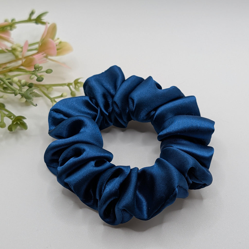 3er Set - Medium sized navy blue satin scrunchie styled with flowers on white background.

Mittleres dunkelblaues Satin Haargummi dekoriert mit Blumen auf weißem Grund.