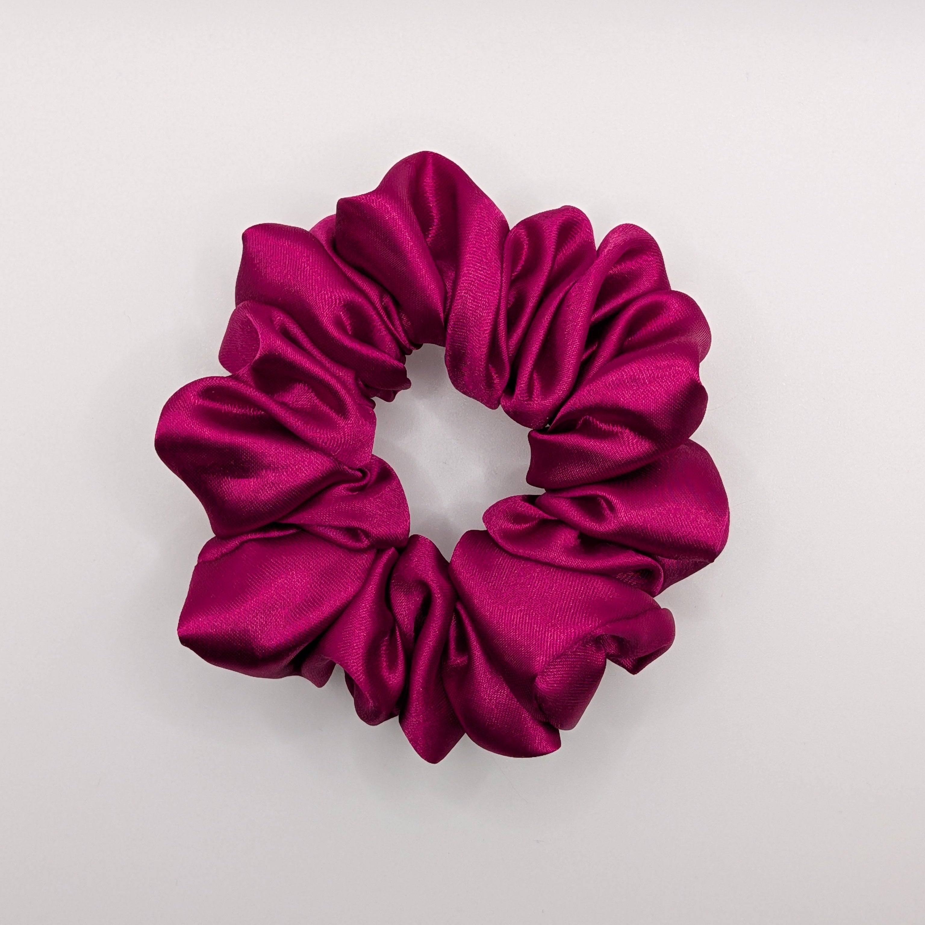 mittel - Mittleres Satin Haargummi Magenta für Zopf.

Medium satin hair tie magenta for ponytail