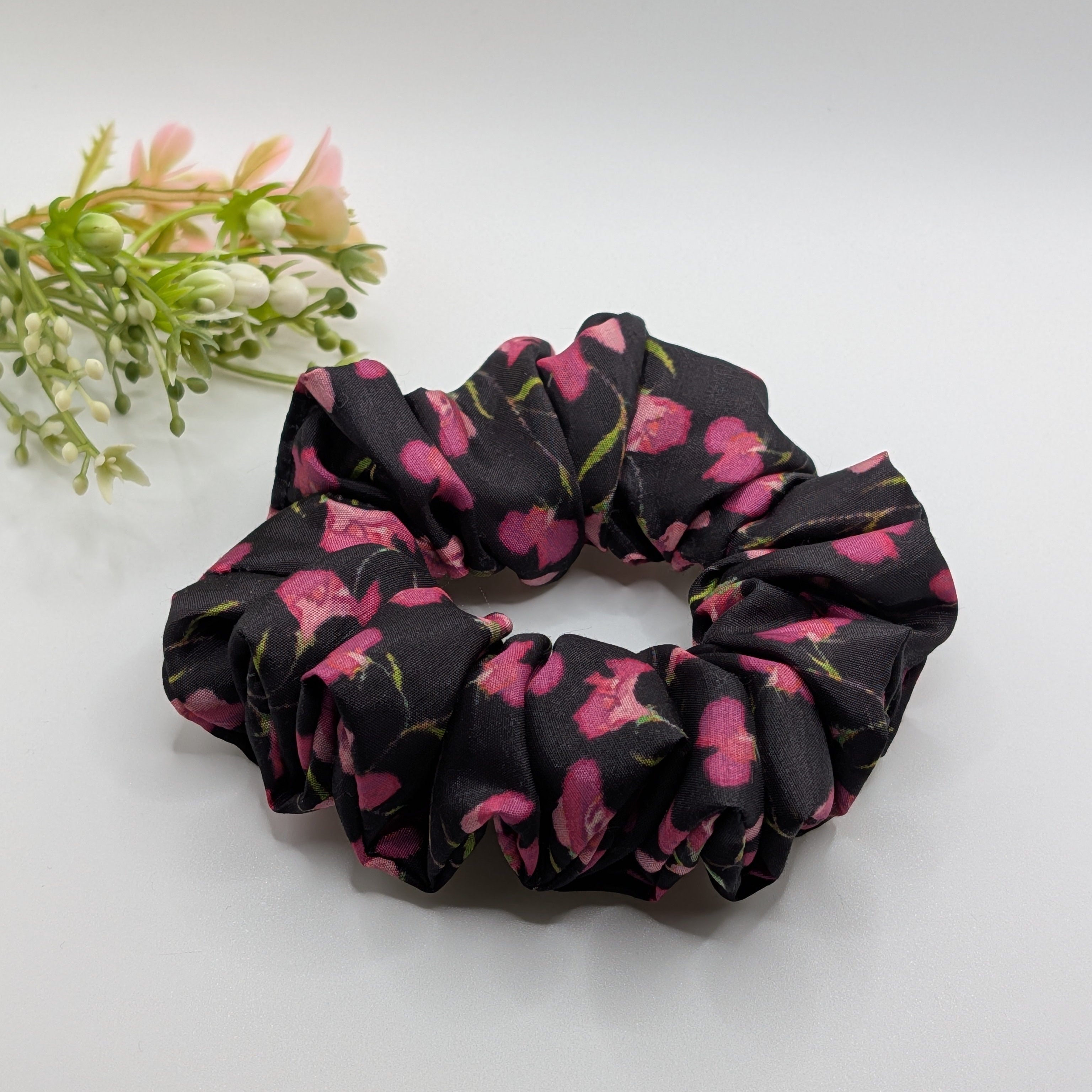 3er Set - Side view of a medium pink botanical satin scrunchie.

Seitenansicht eines mittleren rosa botanischen Satin-Haargummis.