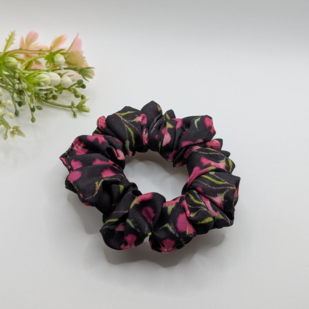 3er Set - Medium floral scrunchie next to decorative flowers.

Mittlerer floraler Scrunchie neben dekorativen Blumen.