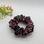 3er Set - Medium floral scrunchie next to decorative flowers.

Mittlerer floraler Scrunchie neben dekorativen Blumen.