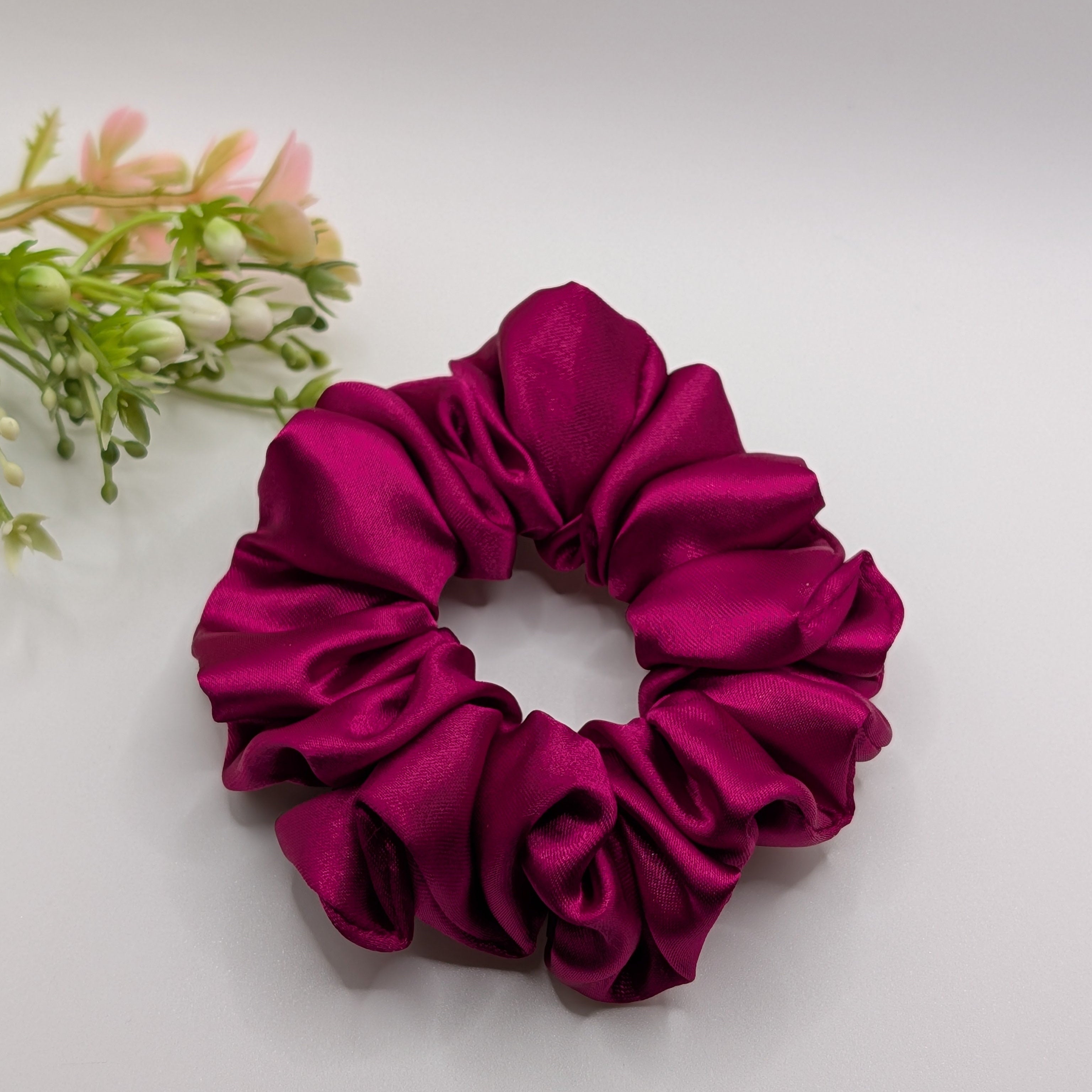 3er Set - Ästhetisches mittleres Satin Haargummi in Pink-Magenta.

Aesthetic medium satin hair tie in pink-magenta