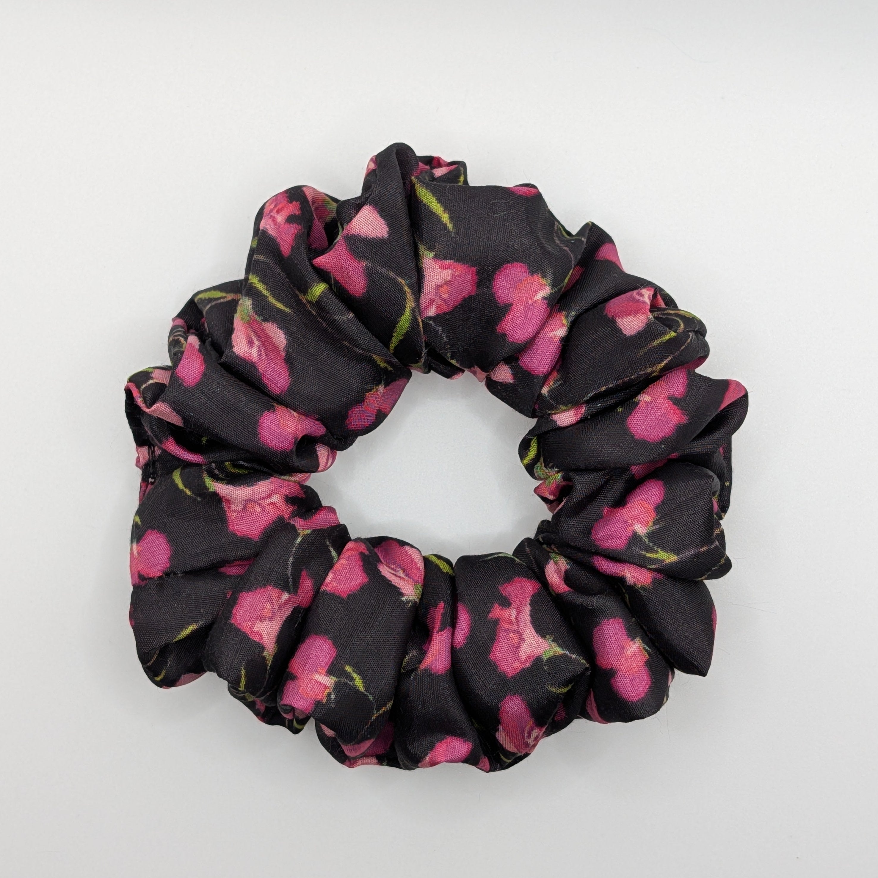 mittel - Detailed top view of medium floral satin hair accessory.

Detailansicht eines mittleren floralen Satin-Haar-Accessoires.