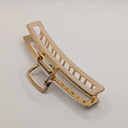 Perlweiß - "Metallic Ivory" 11cm Haarspange - Mercy Haaraccessoires

Nahaufnahme der goldenen Haarklammer mit Fokus auf die robuste Metallfeder.