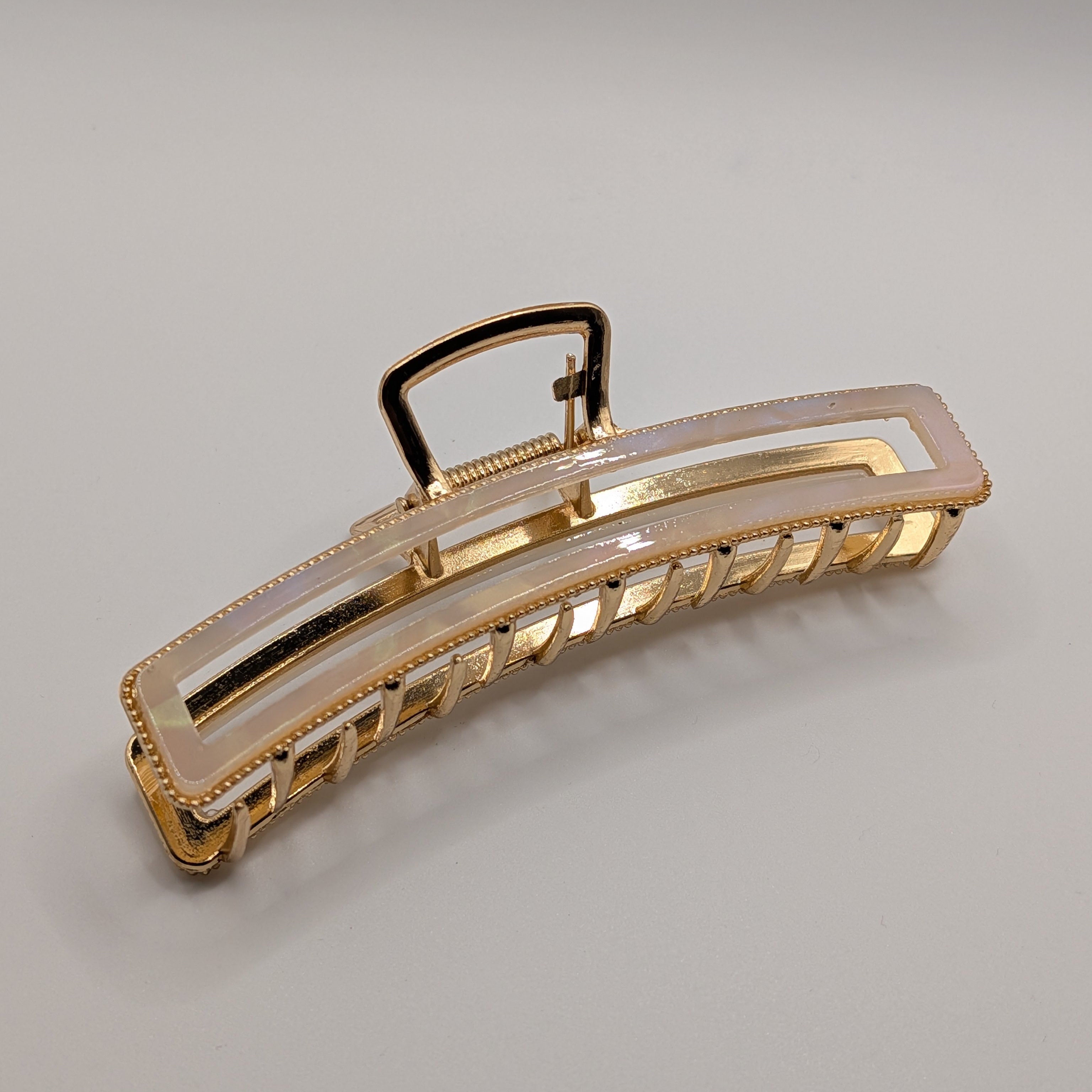 Perlweiß - "Metallic Ivory" 11cm Haarspange - Mercy Haaraccessoires

Ansicht von oben auf die goldene Metall-Haarklammer, die das rechteckige Design verdeutlicht.