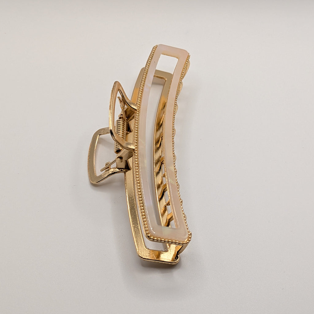 Perlweiß  - "Metallic Ivory" 11cm Haarspange - Mercy Haaraccessoires

Eckige Metall-Haarklammer in Gold mit weißem Perlmutt-Inlay in der Schrägansicht.