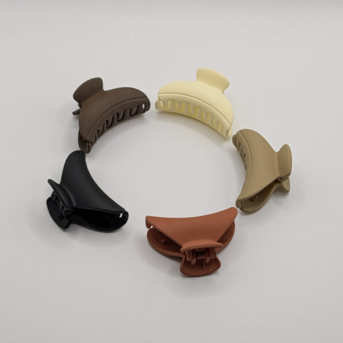 Top view of five 4.5cm hair claw clips arranged in a circle showing spring mechanism.

Draufsicht auf fünf 4,5 cm große Haarklammern, im Kreis angeordnet.