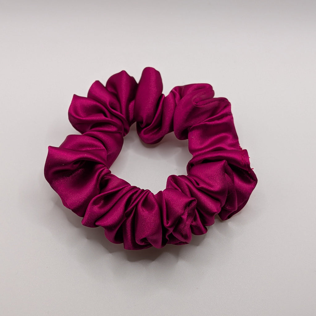 klein - Kleiner Satin Scrunchie Magenta Nahaufnahme.

Small satin scrunchie magenta close-up