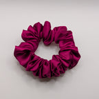 klein - Kleiner Satin Scrunchie Magenta Nahaufnahme.

Small satin scrunchie magenta close-up
