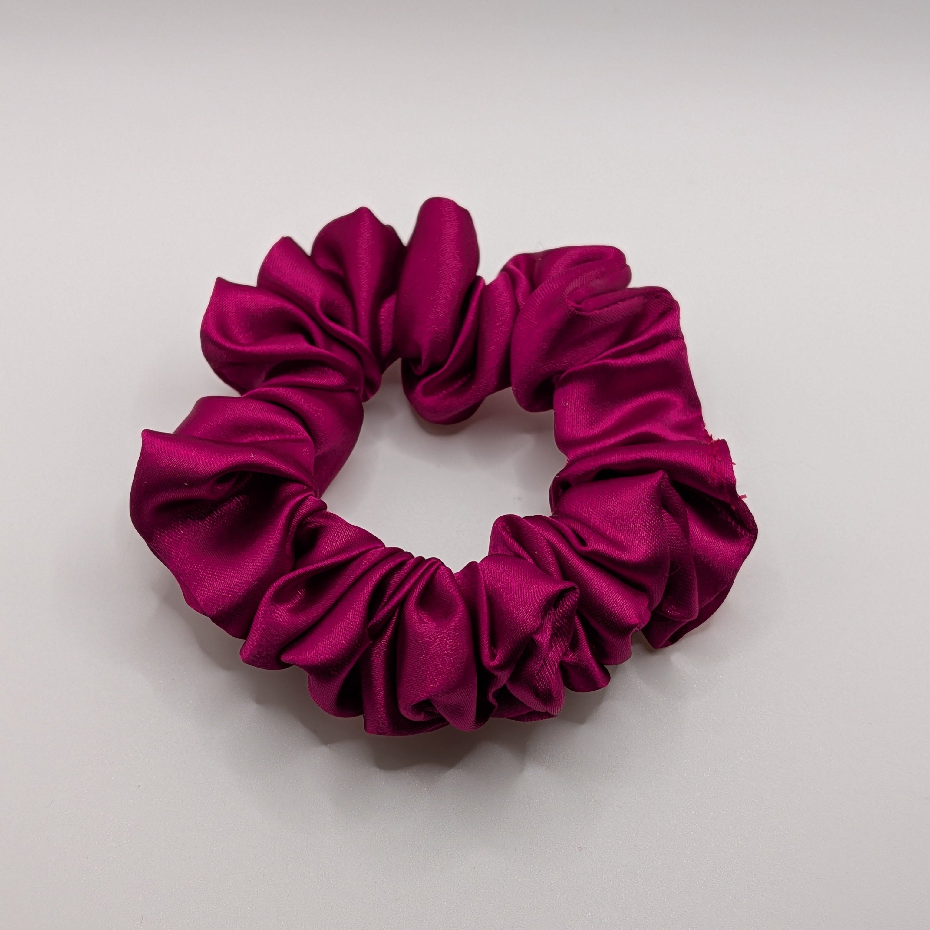 klein - Kleiner Satin Scrunchie Magenta Nahaufnahme.

Small satin scrunchie magenta close-up