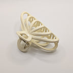 Creme - Angled side view of a glossy cream hair accessory showcasing the 3D structure.

Schräge Seitenansicht eines glänzenden cremefarbenen Haarschmucks, die die 3D-Struktur zeigt.