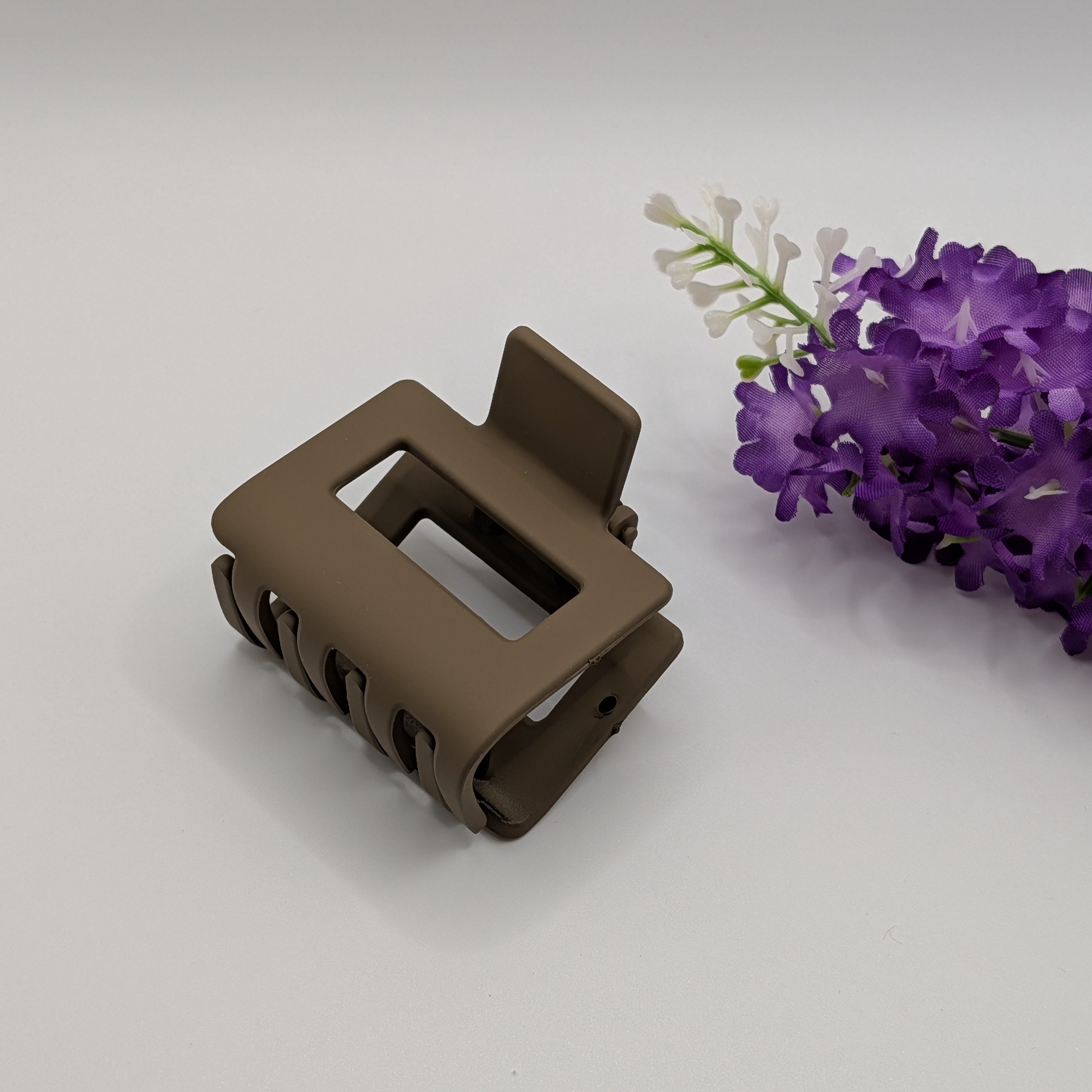 Mokkabraun - 5cm Mocca Brown matte rectangular hair claw clip earthy tones.

5cm Mokkabraune matte rechteckige Haarklammer in Erdtönen.