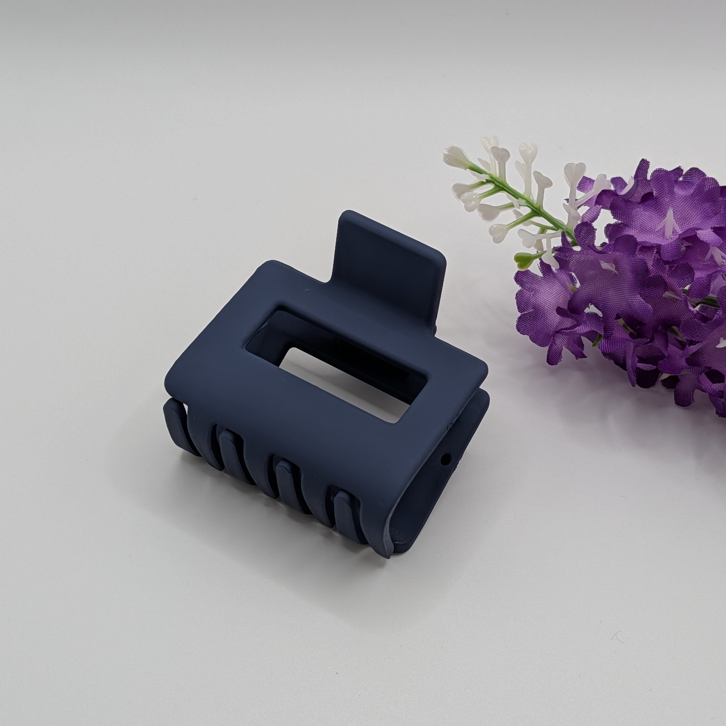 Ozeanblau Marmoriert - 5cm Navy Blue matte rectangular hair claw clip professional look.

5cm Marineblaue matte rechteckige Haarklammer für Büro-Looks.