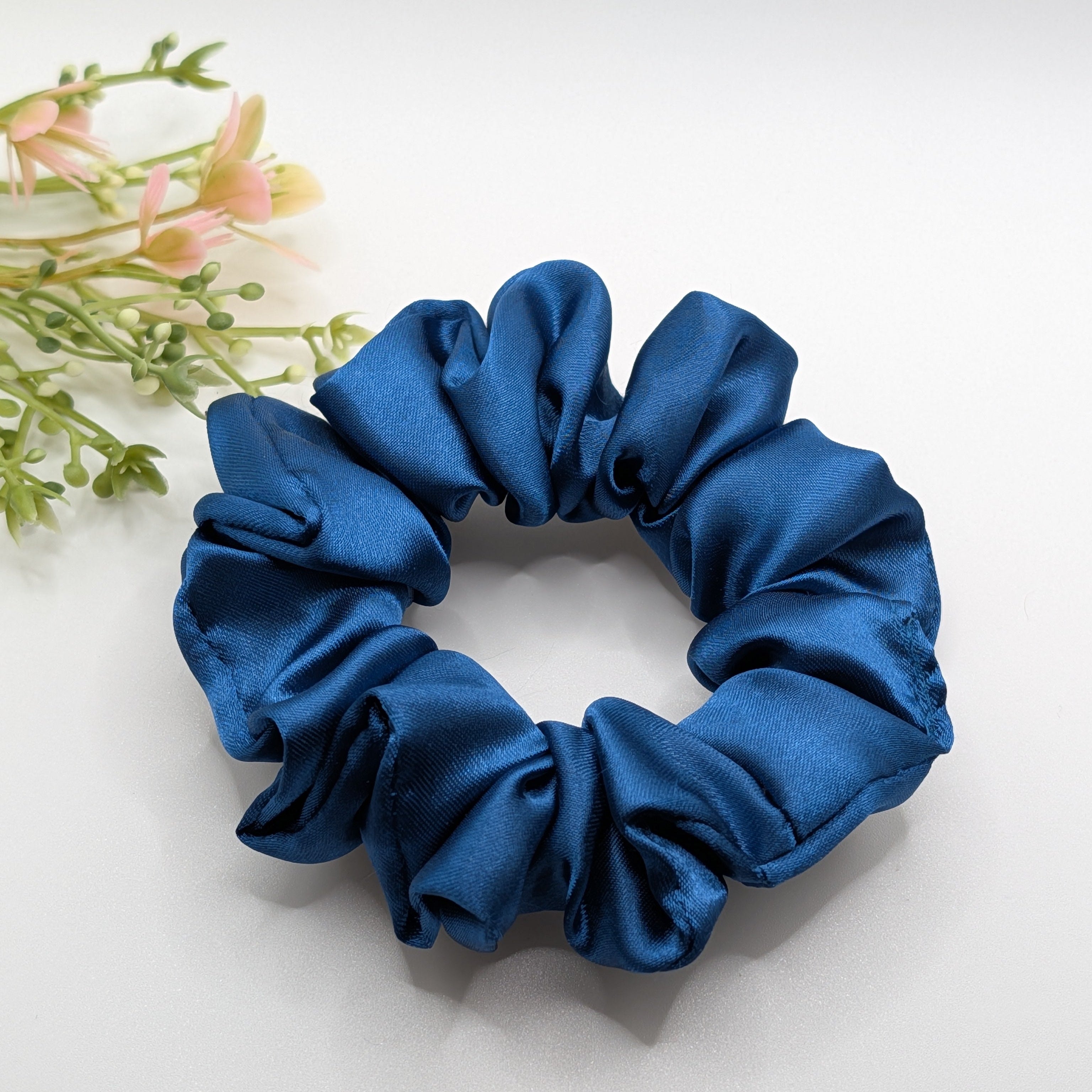 3er Set - Elegant navy blue satin hair tie with green botanical accents.

Eleganter dunkelblauer Satin Haargummi mit grünen botanischen Akzenten.