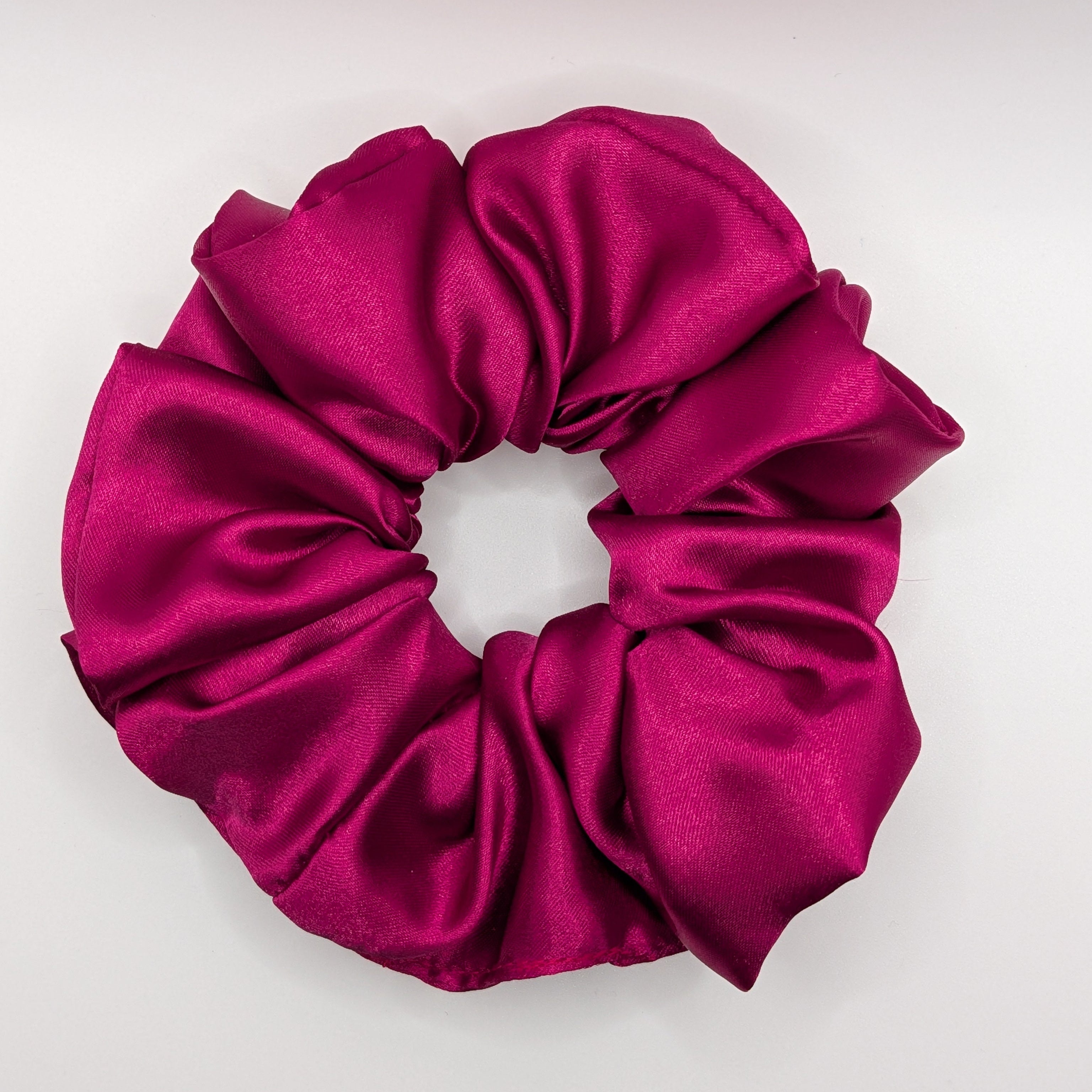 groß - Großer Oversized Satin Scrunchie in leuchtendem Magenta Draufsicht.

Large oversized satin scrunchie in vibrant magenta top view