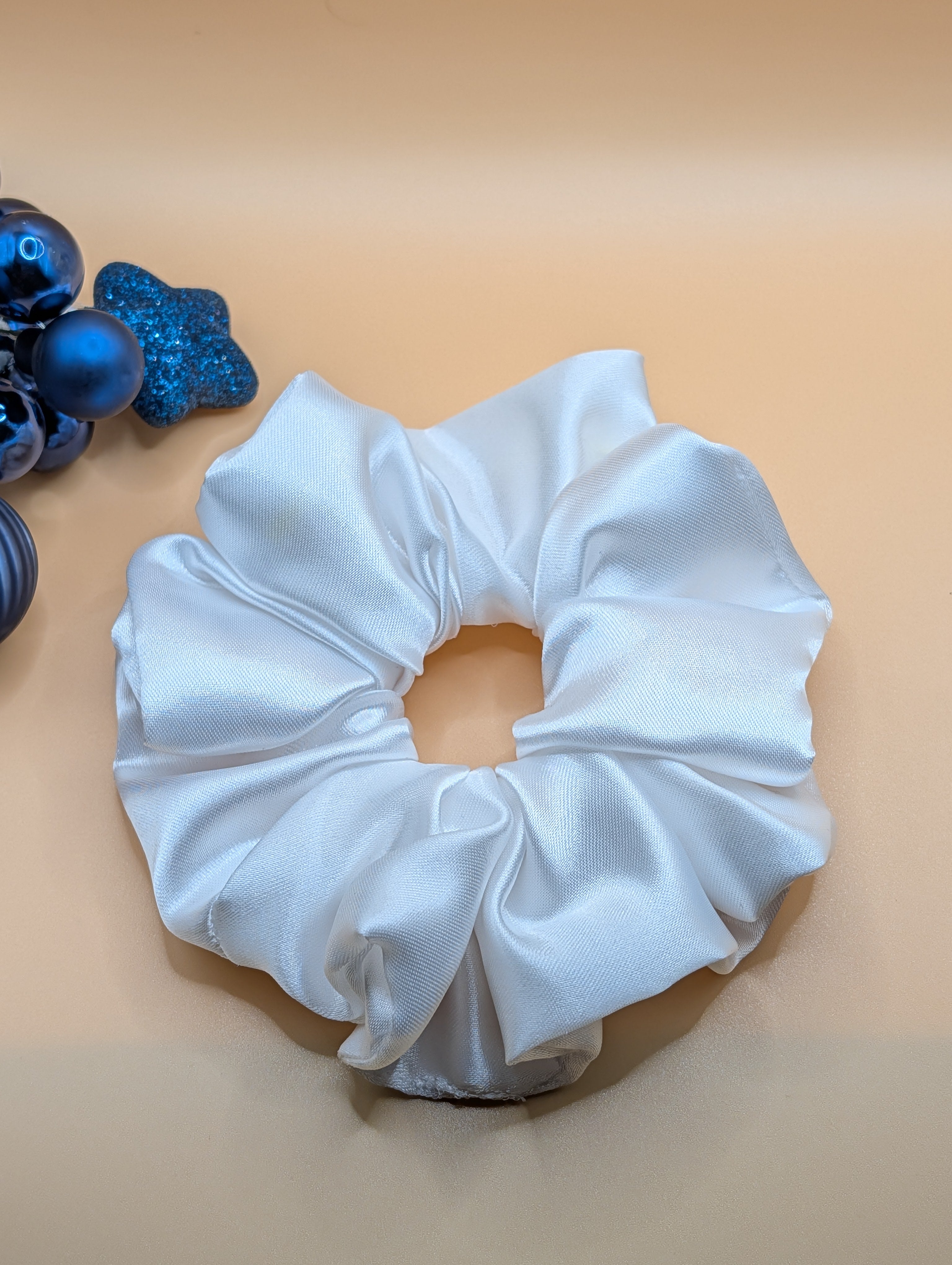 3er Set - Großes weißes Satin Scrunchie Detailansicht

Large white satin scrunchie detail shot