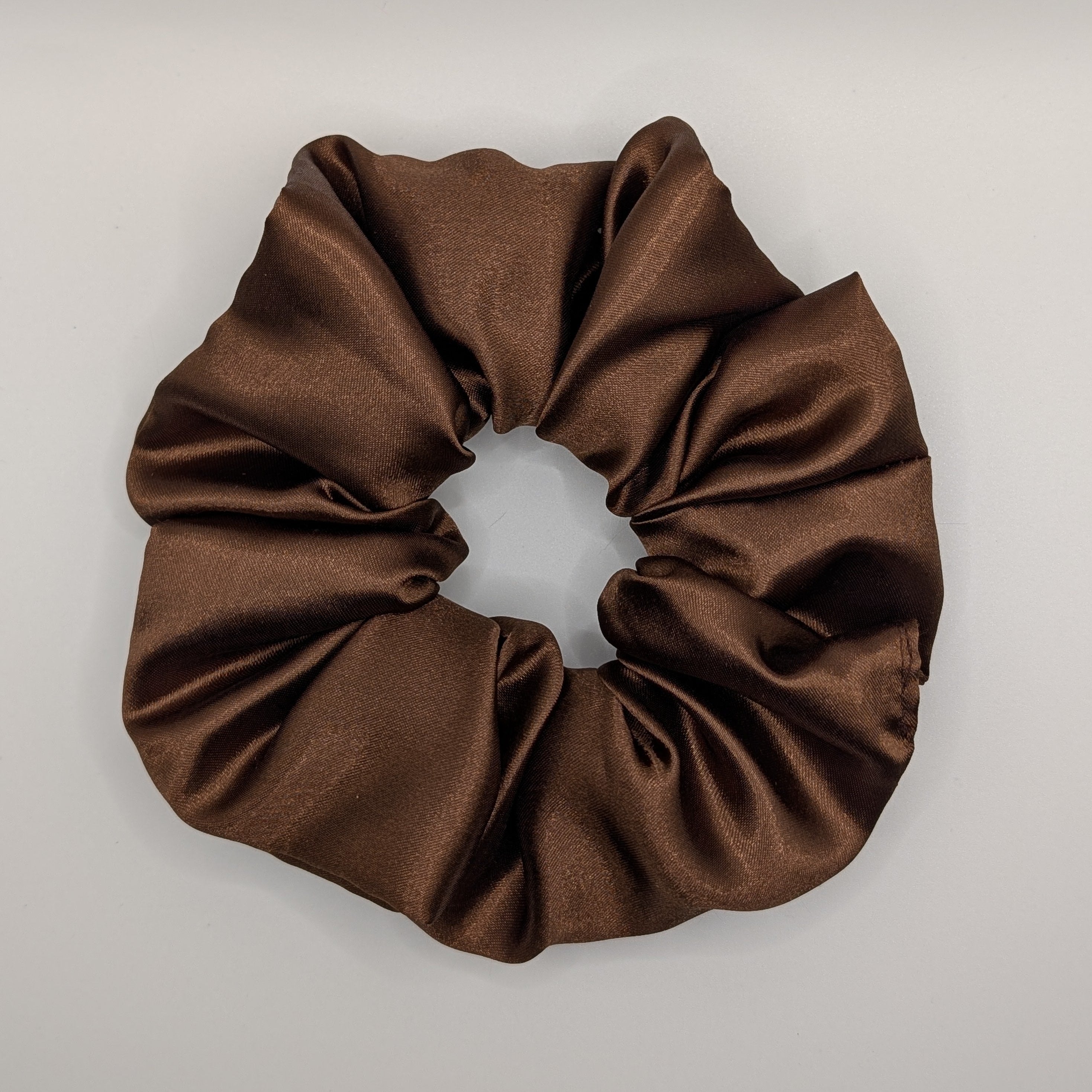 groß - Großes XL Satin Scrunchie in Schokobraun	

Large XL satin scrunchie in chocolate brown