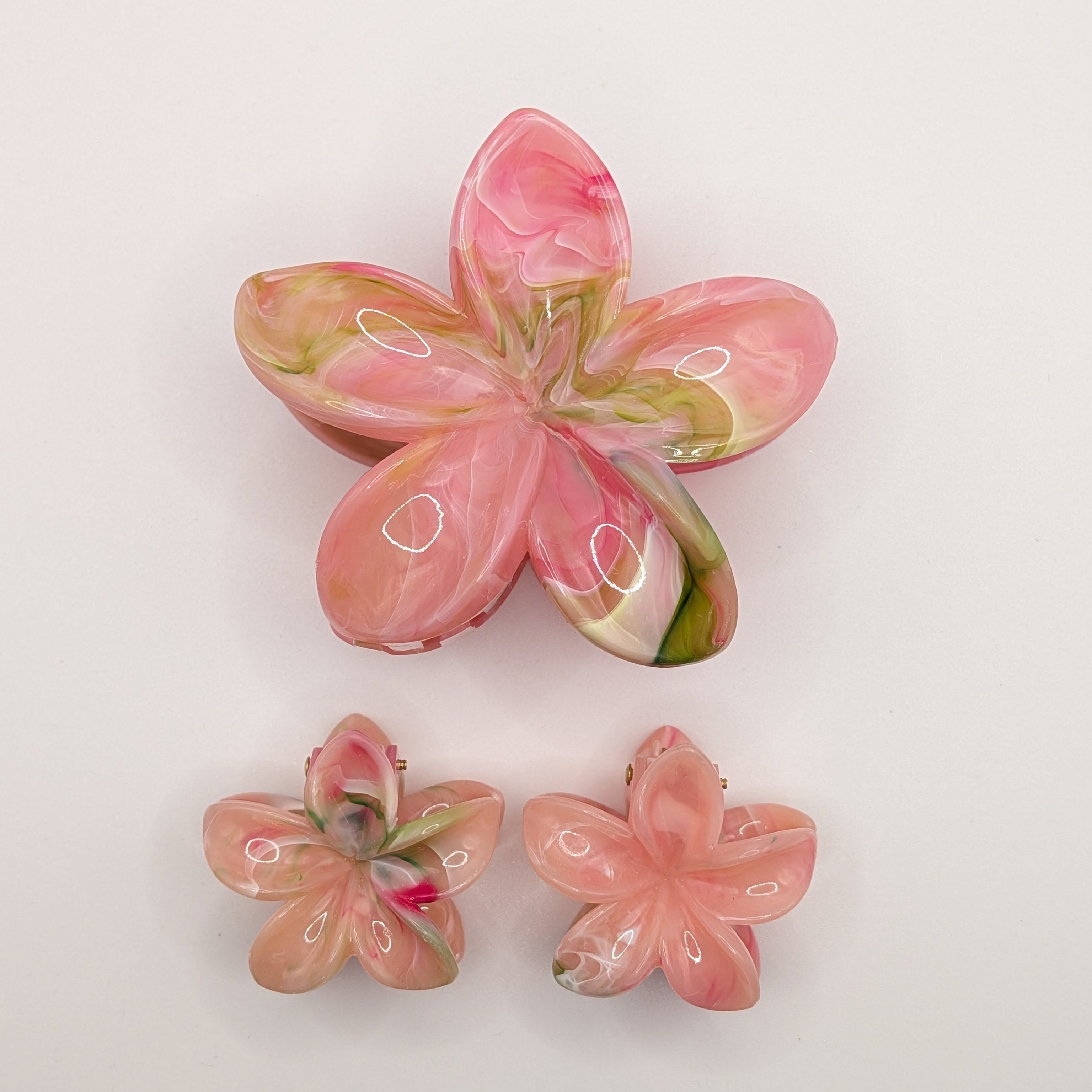 Marmoriertes Rosa - 3-piece set of pink and white marble floral hair claw clips.

3er-Set aus rosa-weiß marmorierten Blumen-Haarklammern.