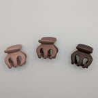 Top-down view of three 3cm rounded matte hair claw clips in a gradient of mauve and brown.

Draufsicht auf drei 3cm abgerundete matte Haarklammern in einem Verlauf von Mauve und Braun.