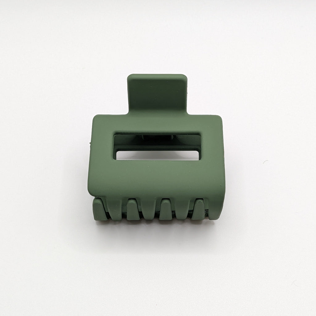 Salbeigrün - Front view of 5cm Sage Green matte hair claw clip with strong spring.	

Frontansicht der 5cm salbeigrünen matten Haarklammer mit starker Feder.