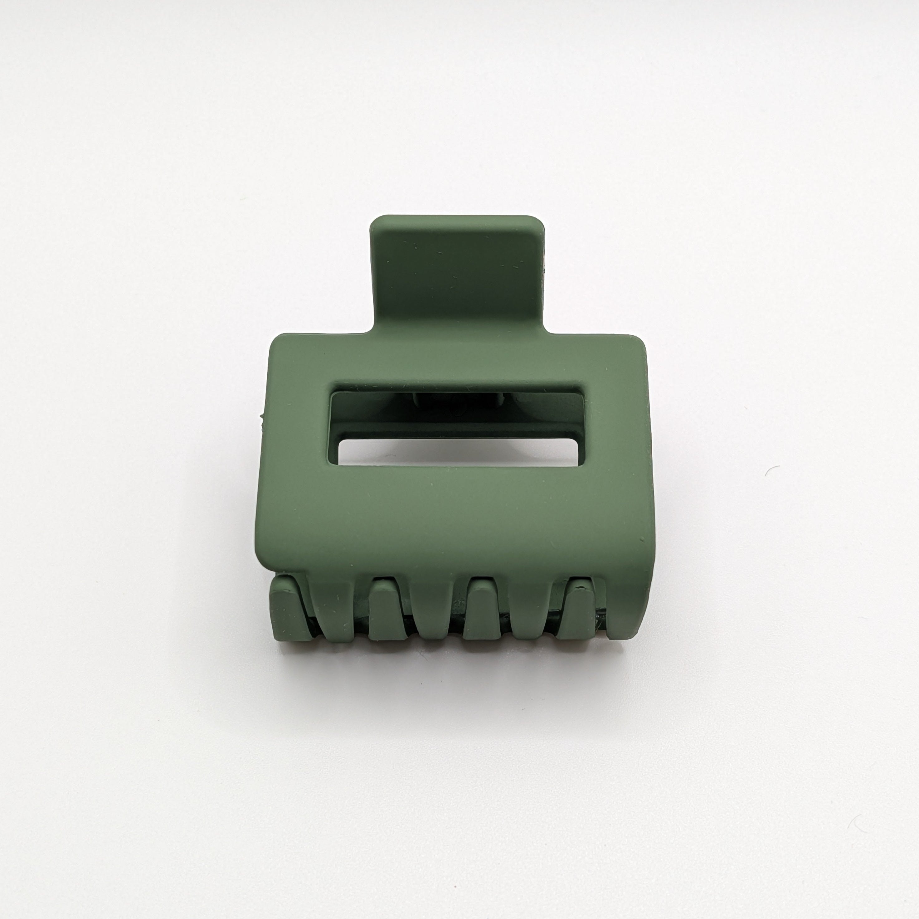 Salbeigrün - Front view of 5cm Sage Green matte hair claw clip with strong spring.	

Frontansicht der 5cm salbeigrünen matten Haarklammer mit starker Feder.