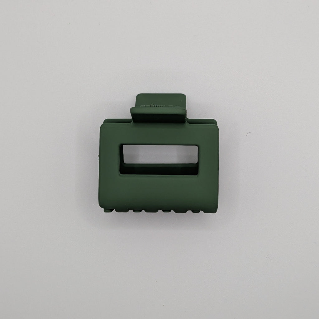 Salbeigrün - Top-down view of Sage Green 5cm matte rectangular hair claw clip.	

Draufsicht der salbeigrünen 5cm matten rechteckigen Haarklammer.