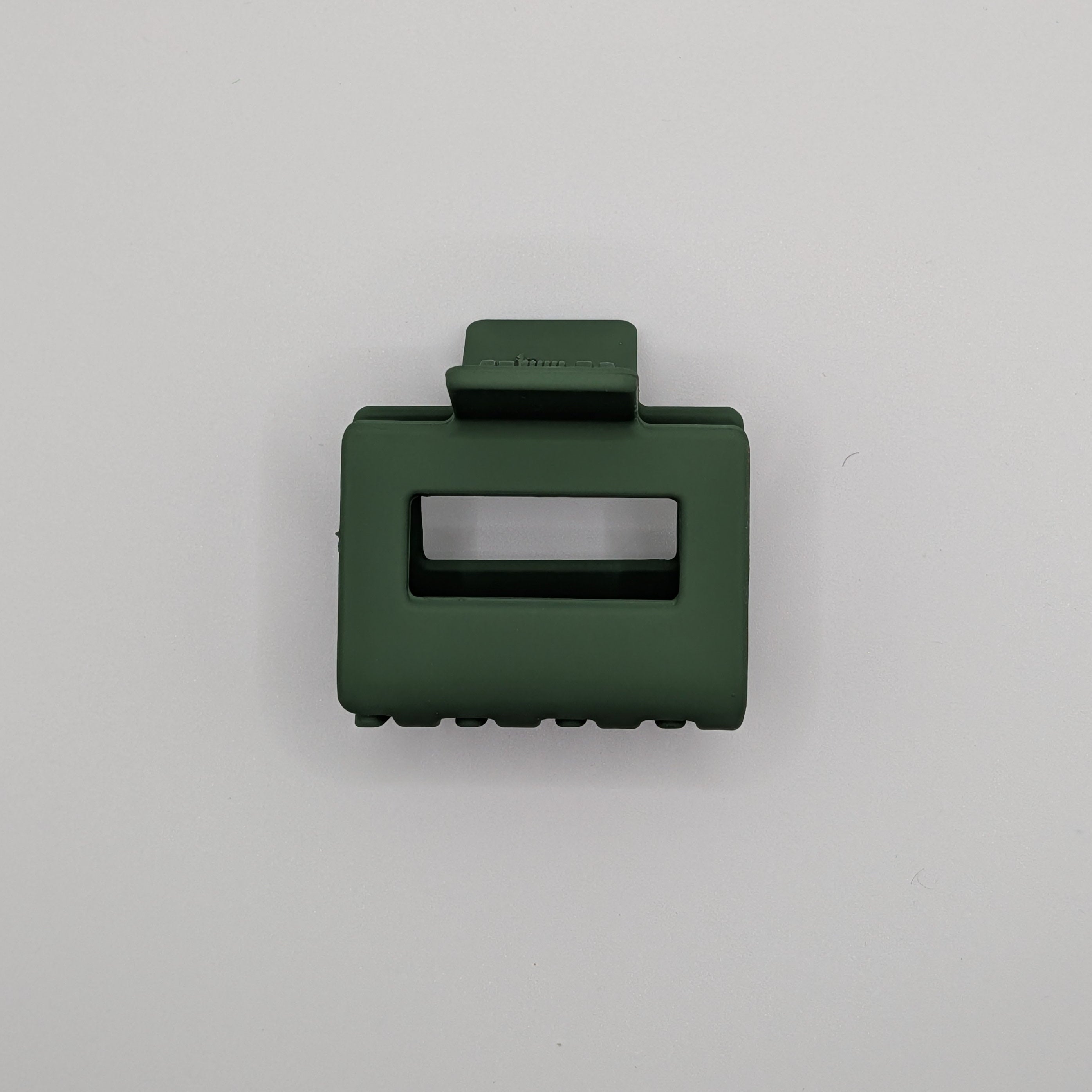 Salbeigrün - Top-down view of Sage Green 5cm matte rectangular hair claw clip.	

Draufsicht der salbeigrünen 5cm matten rechteckigen Haarklammer.