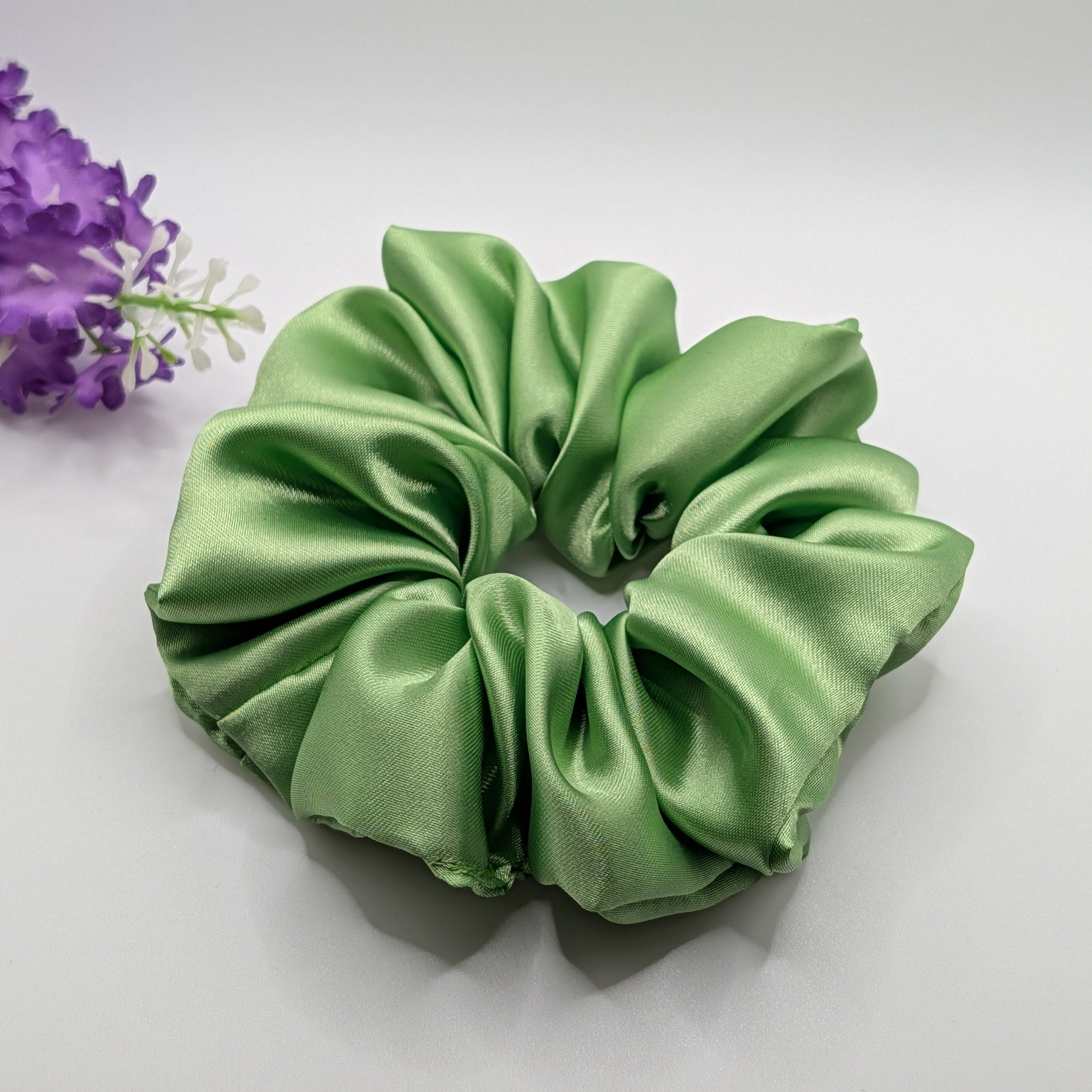 3er Set - sage-satin-scrunchie-large.jpg	Large sage green satin scrunchie for thick hair.

Großer satin haargummi salbeigrün für dickes haar