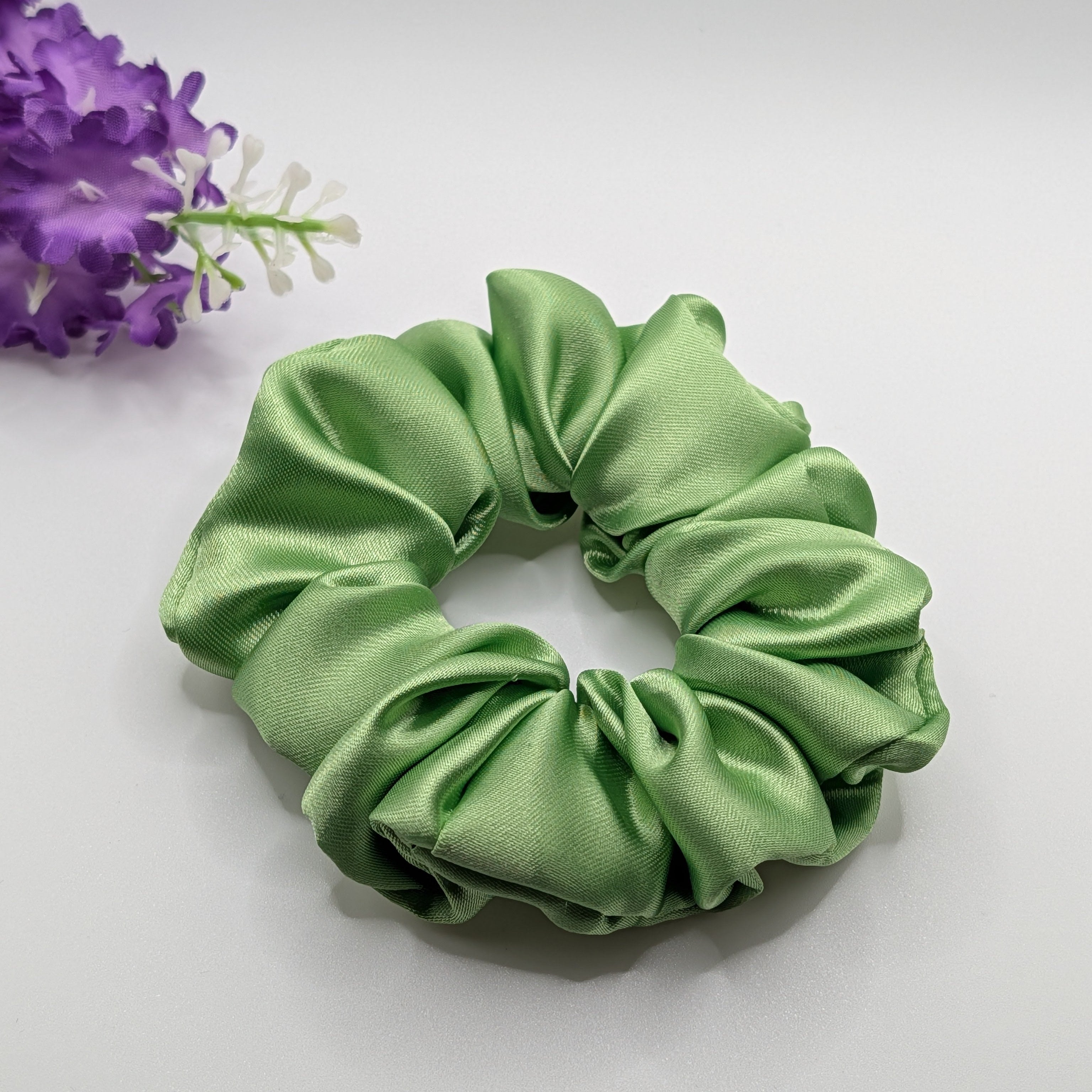 3er Set - Sage green silk-like scrunchie for hair styling.

Salbeigrünes seidiges Haargummi für Haar-Styling