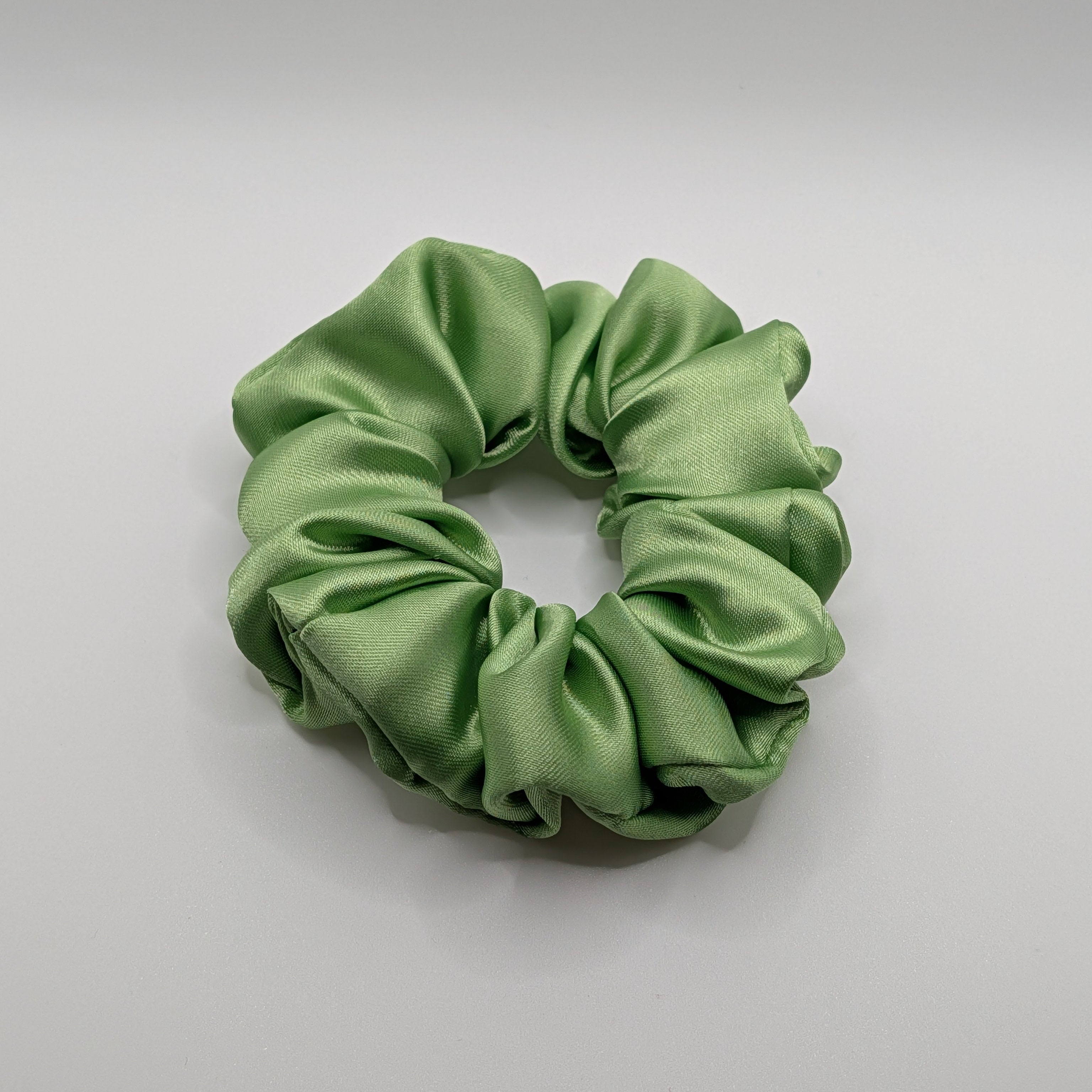 mittel - Sage green satin hair tie medium size.

Salbeigrün Satin-Haargummi mittlere Größe