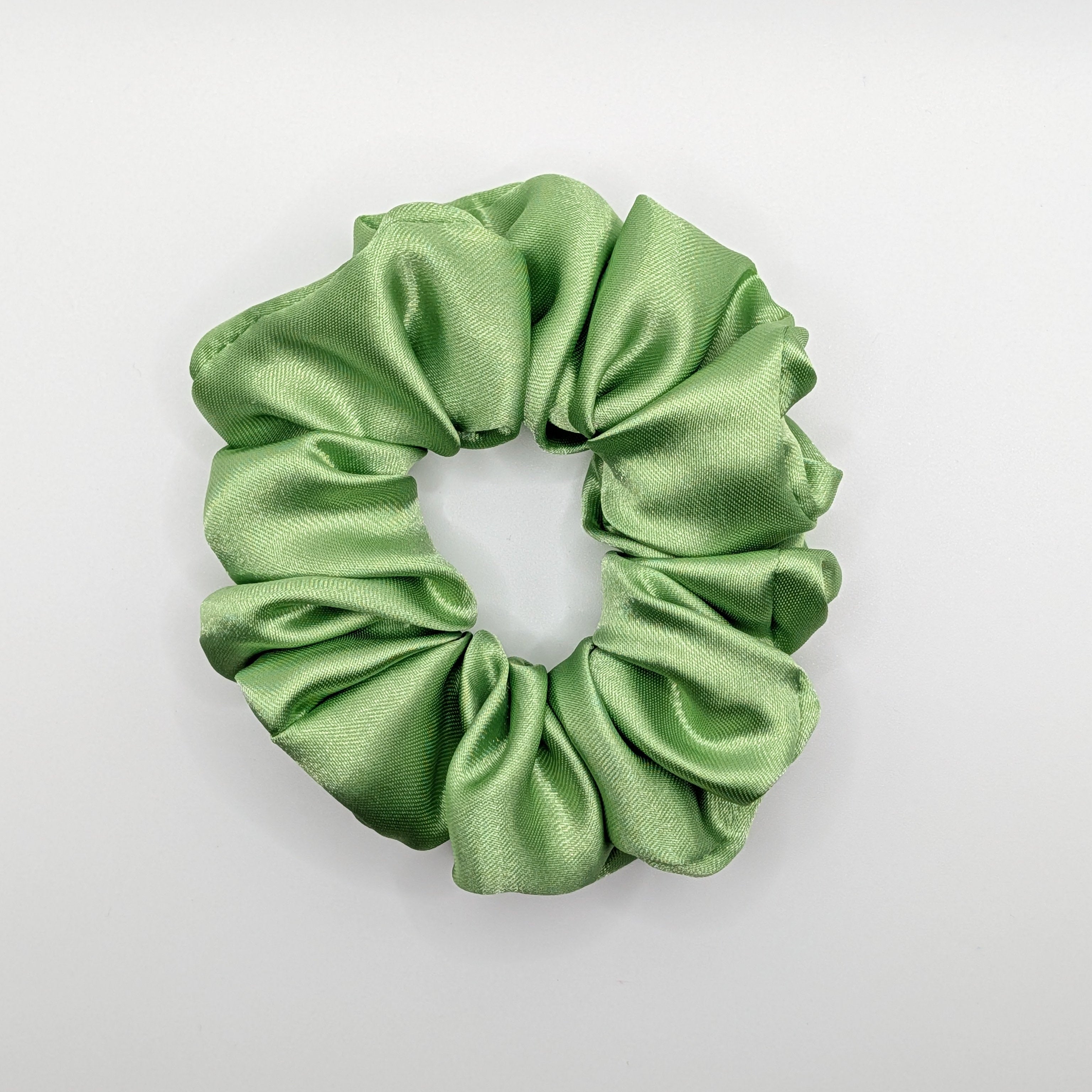 mittel - Shiny medium sage green satin scrunchie.

Glänzender mittlerer Satin-Scrunchie salbeigrün
